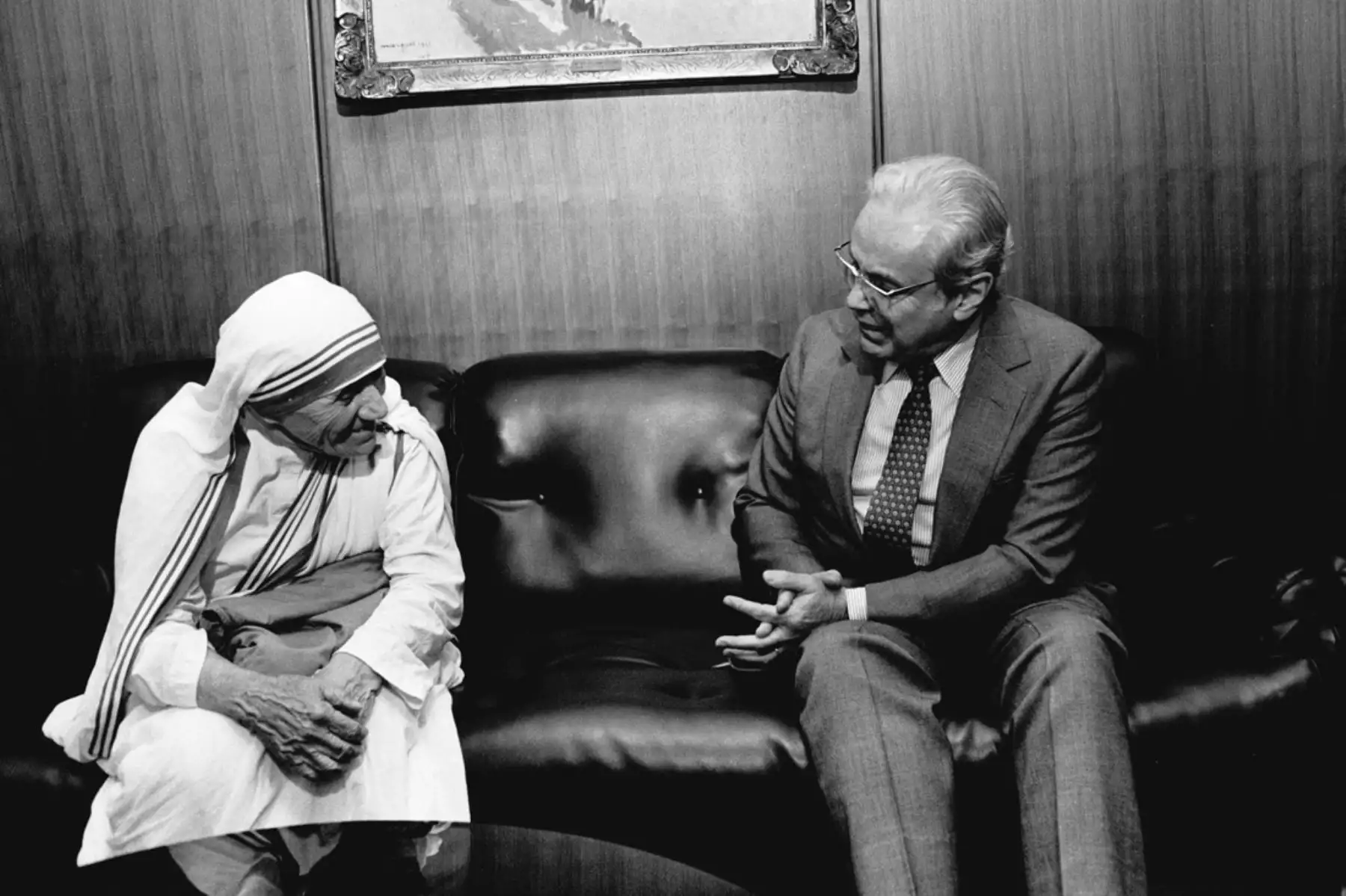 Naciones Unidas, Nueva York - 26 octubre1985 / Javier Pérez de Cuéllar, secretario general de las Naciones Unidas, se reúne con la Madre Teresa de Calcuta, de la Orden de las Misioneras de la Caridad.
Foto: Naciones Unidas