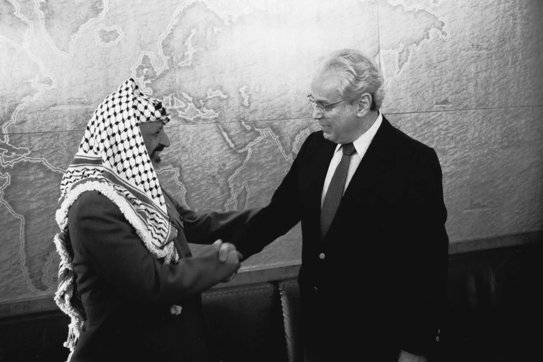 Ginebra, Suiza - 27  junio 1988 / Javier Pérez de Cuéllar, secretario general de las Naciones Unidas, se reúne en Ginebra con Yasser Arafat, presidente de la Autoridad Palestina y líder de la Organización para la Liberación de Palestina.
Foto: Naciones Unidas