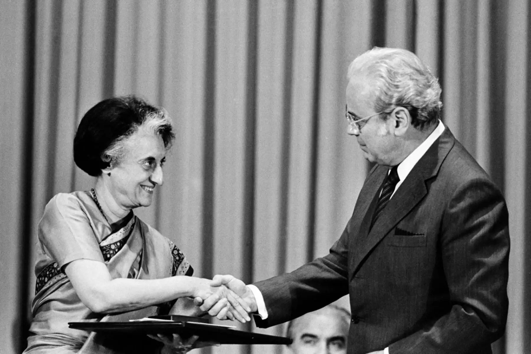 Naciones Unidas, Nueva York - 30 setiembre 1983 / El secretario general de la ONU, Javier Pérez de Cuéllar, entregó hoy el Premio de la ONU para la Población a la primera ministra de la India, Indira Gandhi.
Foto: Naciones Unidas