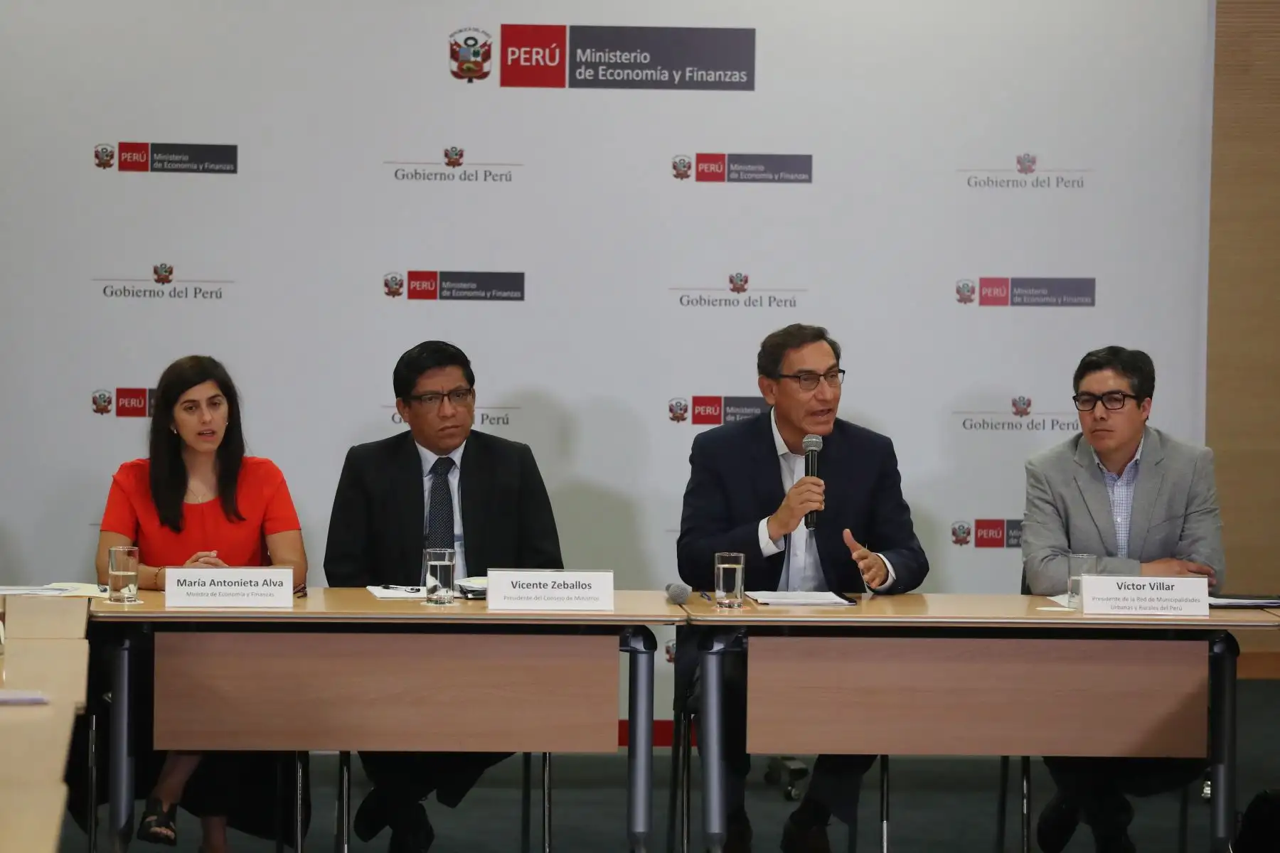 Presidente Martin Vizcarra se reúne con los integrantes de la Red de Municipalidades Urbanas y Rurales del Perú REMURPE en mesas técnicas de trabajo donde se darán a conocer las metas de ejecución presupuestal de inversiones.
Foto: ANDINA/Melina Mejía