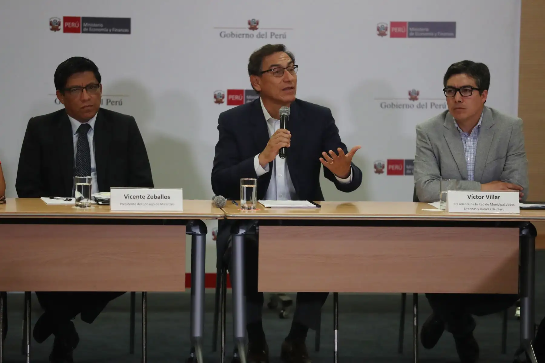 Presidente Martin Vizcarra se reúne con los integrantes de la Red de Municipalidades Urbanas y Rurales del Perú REMURPE en mesas técnicas de trabajo donde se darán a conocer las metas de ejecución presupuestal de inversiones.
Foto: ANDINA/Melina Mejía