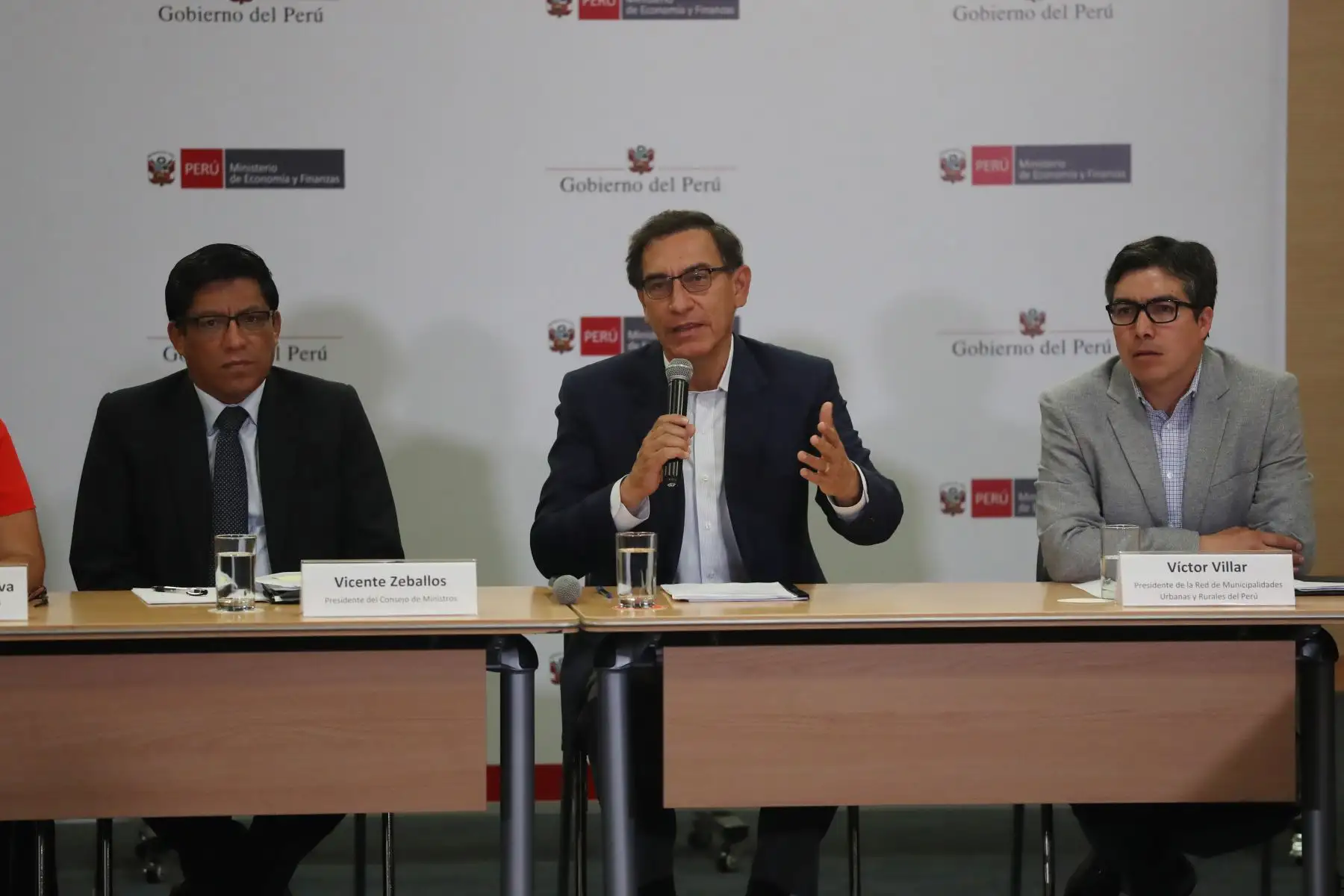 Presidente Martin Vizcarra se reúne con los integrantes de la Red de Municipalidades Urbanas y Rurales del Perú REMURPE en mesas técnicas de trabajo donde se darán a conocer las metas de ejecución presupuestal de inversiones.
Foto: ANDINA/Melina Mejía