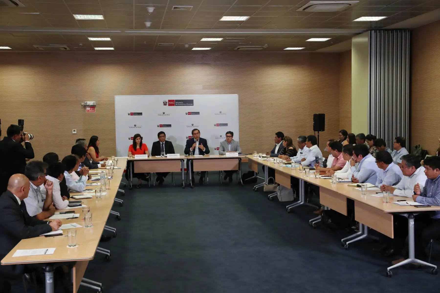Presidente Martin Vizcarra se reúne con los integrantes de la Red de Municipalidades Urbanas y Rurales del Perú REMURPE en mesas técnicas de trabajo donde se darán a conocer las metas de ejecución presupuestal de inversiones.
Foto: ANDINA/Melina Mejía