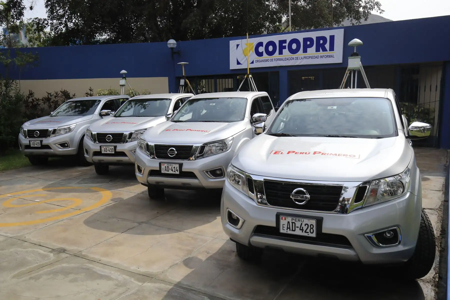 El Ministro de Vivienda, Construcción y Saneamiento Rodolfo Yáñez  junto al Director Ejecutivo de COFOPRI, César Figueredo, presentaron la flota de 15 camionetas 4x4 para impulsar la titulación y llevar la presencia del Estado a zonas de difícil acceso. 

Foto: ANDINA / Juan Carlos Guzmán Negrini.