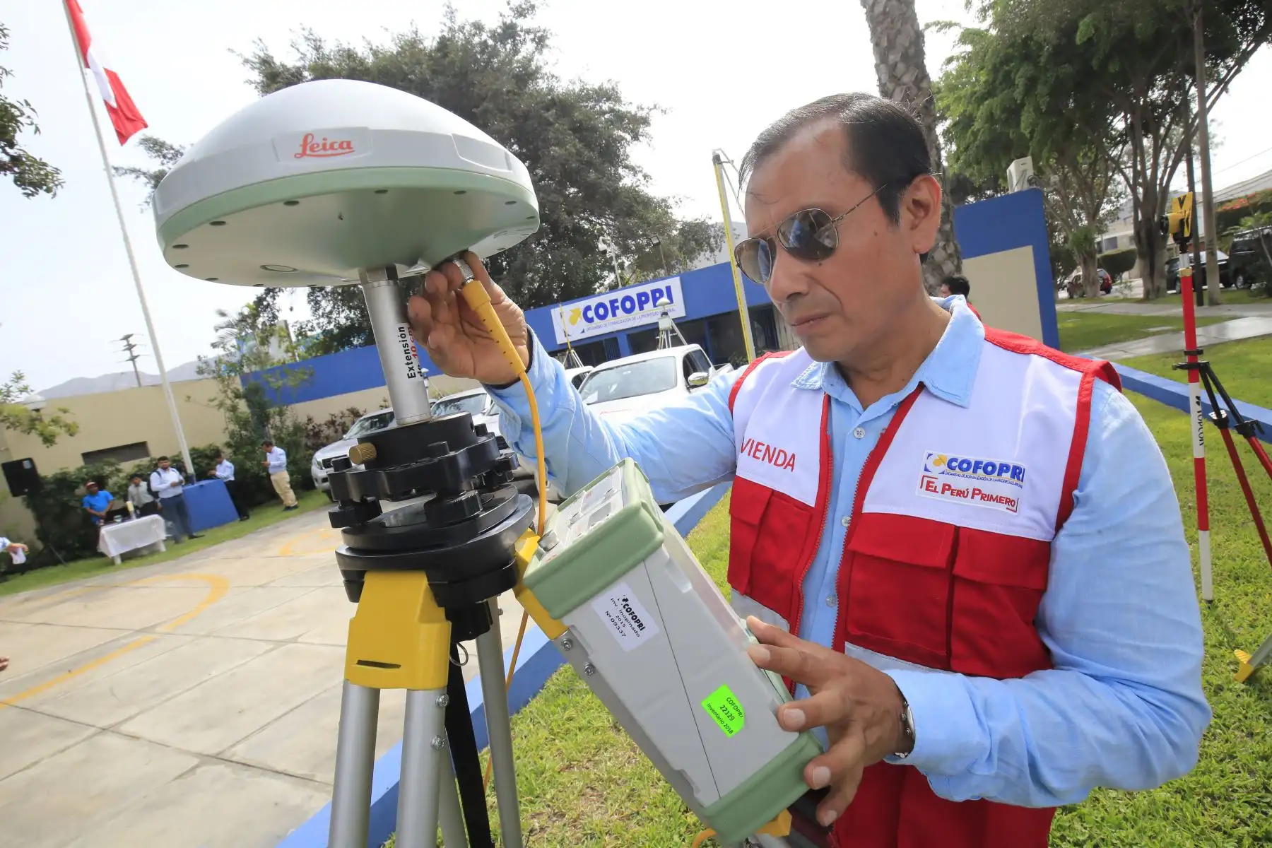 El Ministro de Vivienda, Construcción y Saneamiento Rodolfo Yáñez  junto al Director Ejecutivo de COFOPRI, César Figueredo, presentaron la flota de 15 camionetas 4x4 para impulsar la titulación y llevar la presencia del Estado a zonas de difícil acceso. 

Foto: ANDINA / Juan Carlos Guzmán Negrini.