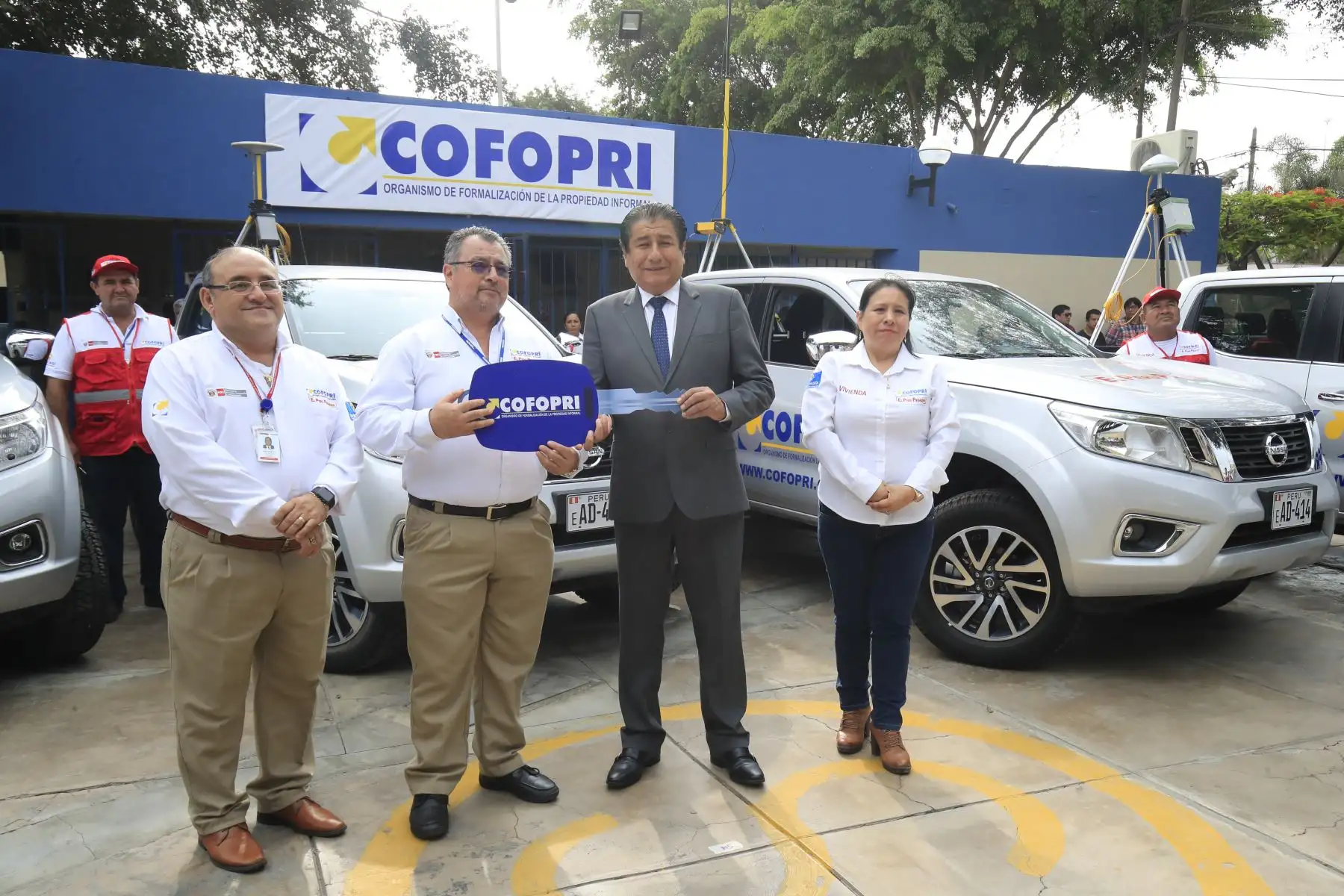 El Ministro de Vivienda, Construcción y Saneamiento Rodolfo Yáñez  junto al Director Ejecutivo de COFOPRI, César Figueredo, presentaron la flota de 15 camionetas 4x4 para impulsar la titulación y llevar la presencia del Estado a zonas de difícil acceso. 

Foto: ANDINA / Juan Carlos Guzmán Negrini.