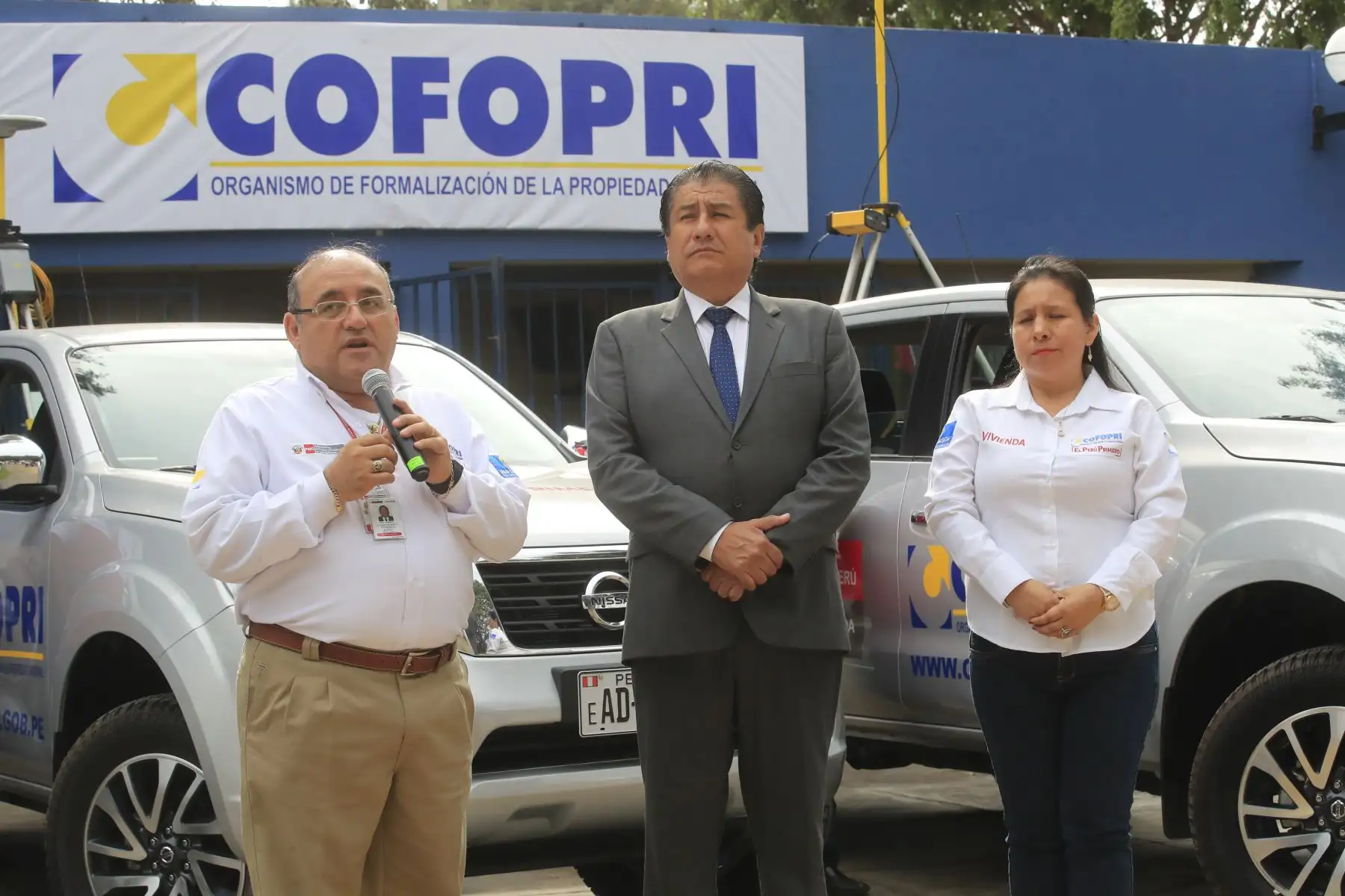 El Ministro de Vivienda, Construcción y Saneamiento Rodolfo Yáñez  junto al Director Ejecutivo de COFOPRI, César Figueredo, presentaron la flota de 15 camionetas 4x4 para impulsar la titulación y llevar la presencia del Estado a zonas de difícil acceso. 

Foto: ANDINA / Juan Carlos Guzmán Negrini.