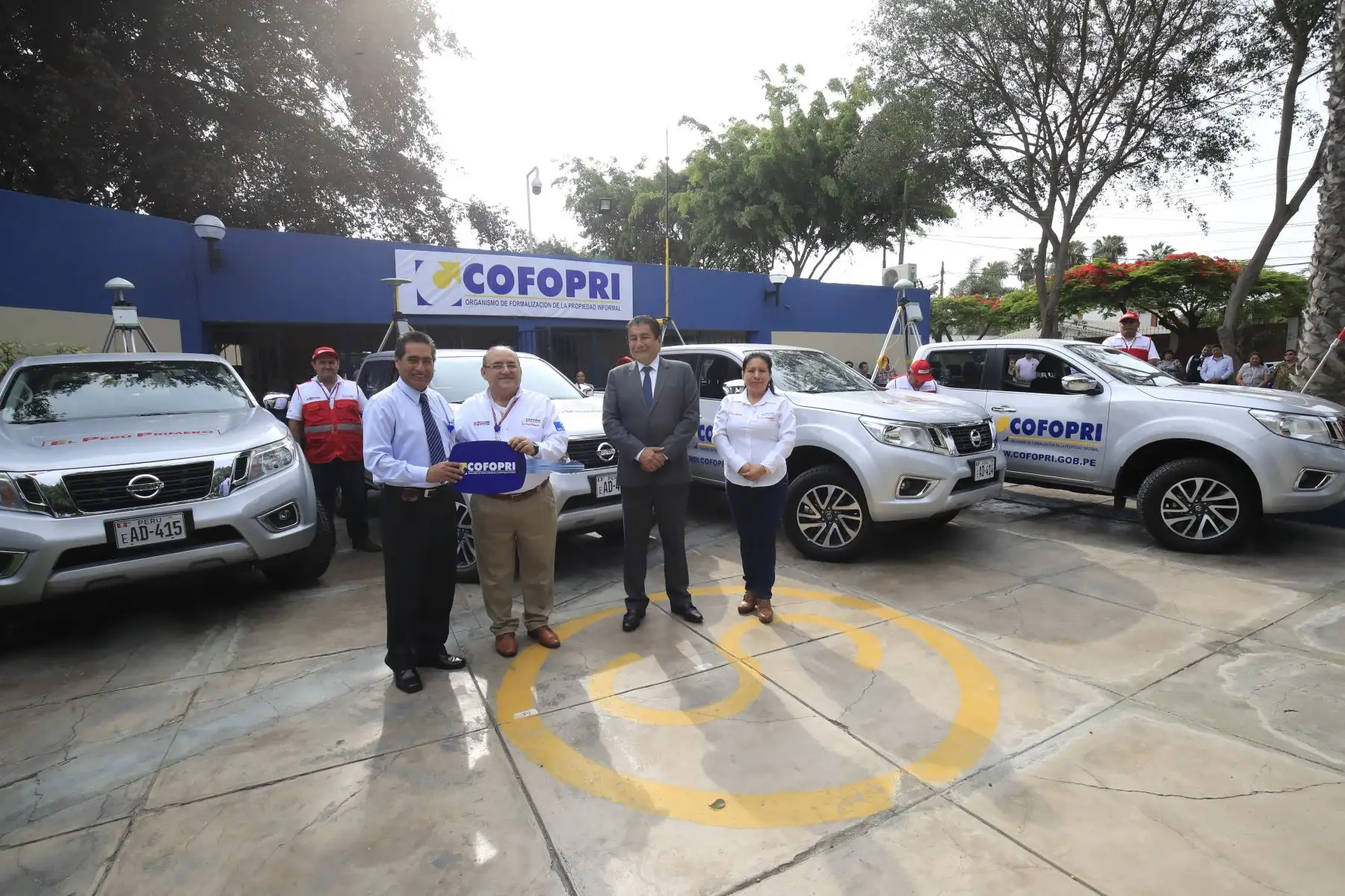 El Ministro de Vivienda, Construcción y Saneamiento Rodolfo Yáñez  junto al Director Ejecutivo de COFOPRI, César Figueredo, presentaron la flota de 15 camionetas 4x4 para impulsar la titulación y llevar la presencia del Estado a zonas de difícil acceso. 

Foto: ANDINA / Juan Carlos Guzmán Negrini.