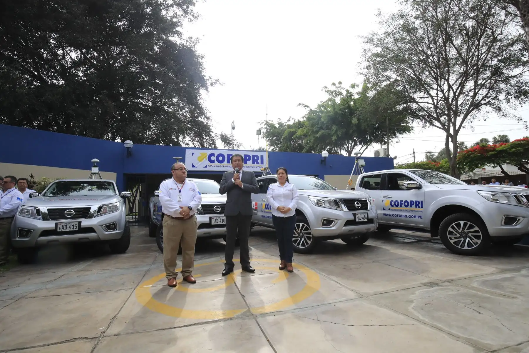 El Ministro de Vivienda, Construcción y Saneamiento Rodolfo Yáñez  junto al Director Ejecutivo de COFOPRI, César Figueredo, presentaron la flota de 15 camionetas 4x4 para impulsar la titulación y llevar la presencia del Estado a zonas de difícil acceso. 

Foto: ANDINA / Juan Carlos Guzmán Negrini.