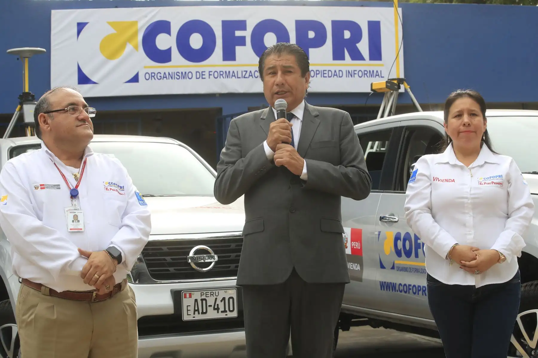 El Ministro de Vivienda, Construcción y Saneamiento Rodolfo Yáñez  junto al Director Ejecutivo de COFOPRI, César Figueredo, presentaron la flota de 15 camionetas 4x4 para impulsar la titulación y llevar la presencia del Estado a zonas de difícil acceso. 

Foto: ANDINA / Juan Carlos Guzmán Negrini.