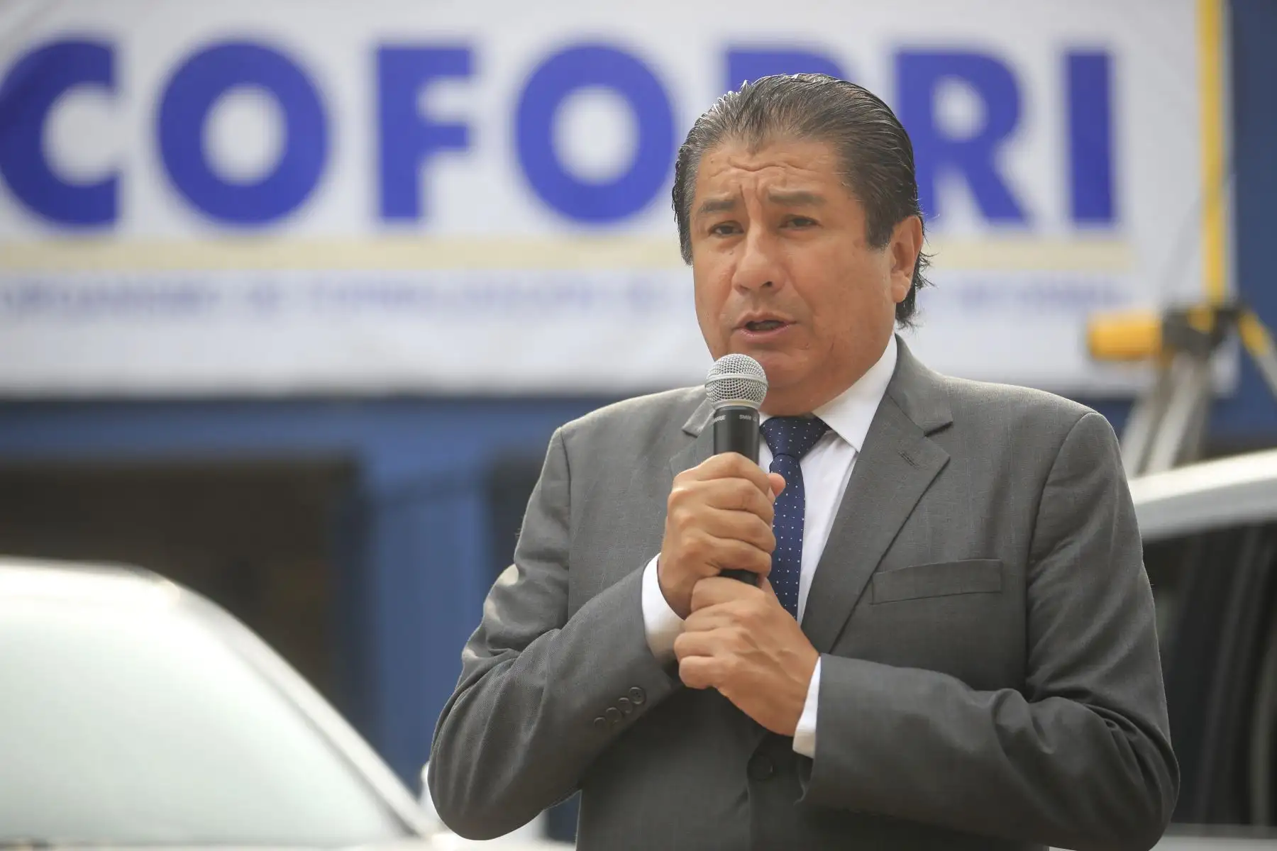 El Ministro de Vivienda, Construcción y Saneamiento Rodolfo Yáñez  junto al Director Ejecutivo de COFOPRI, César Figueredo, presentaron la flota de 15 camionetas 4x4 para impulsar la titulación y llevar la presencia del Estado a zonas de difícil acceso. 

Foto: ANDINA / Juan Carlos Guzmán Negrini.