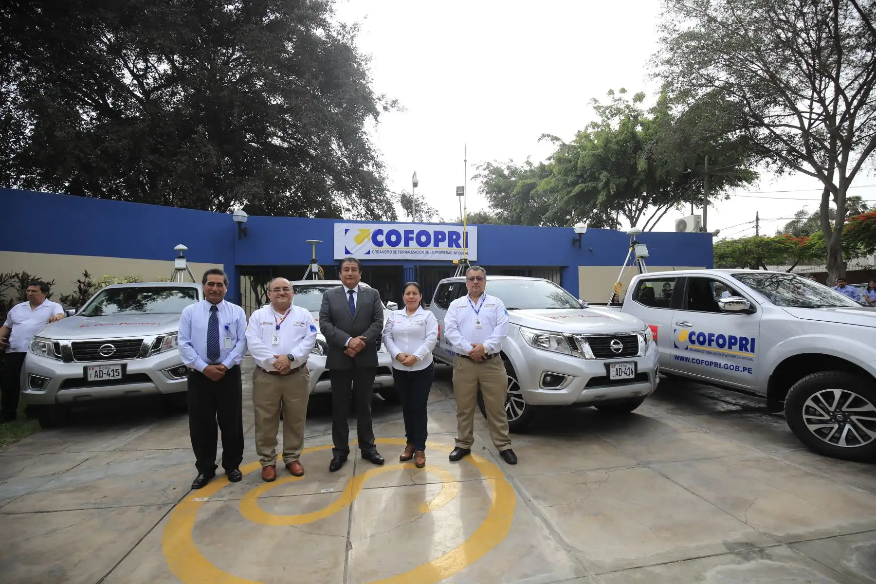El Ministro de Vivienda, Construcción y Saneamiento Rodolfo Yáñez  junto al Director Ejecutivo de COFOPRI, César Figueredo, presentaron la flota de 15 camionetas 4x4 para impulsar la titulación y llevar la presencia del Estado a zonas de difícil acceso. 

Foto: ANDINA / Juan Carlos Guzmán Negrini.