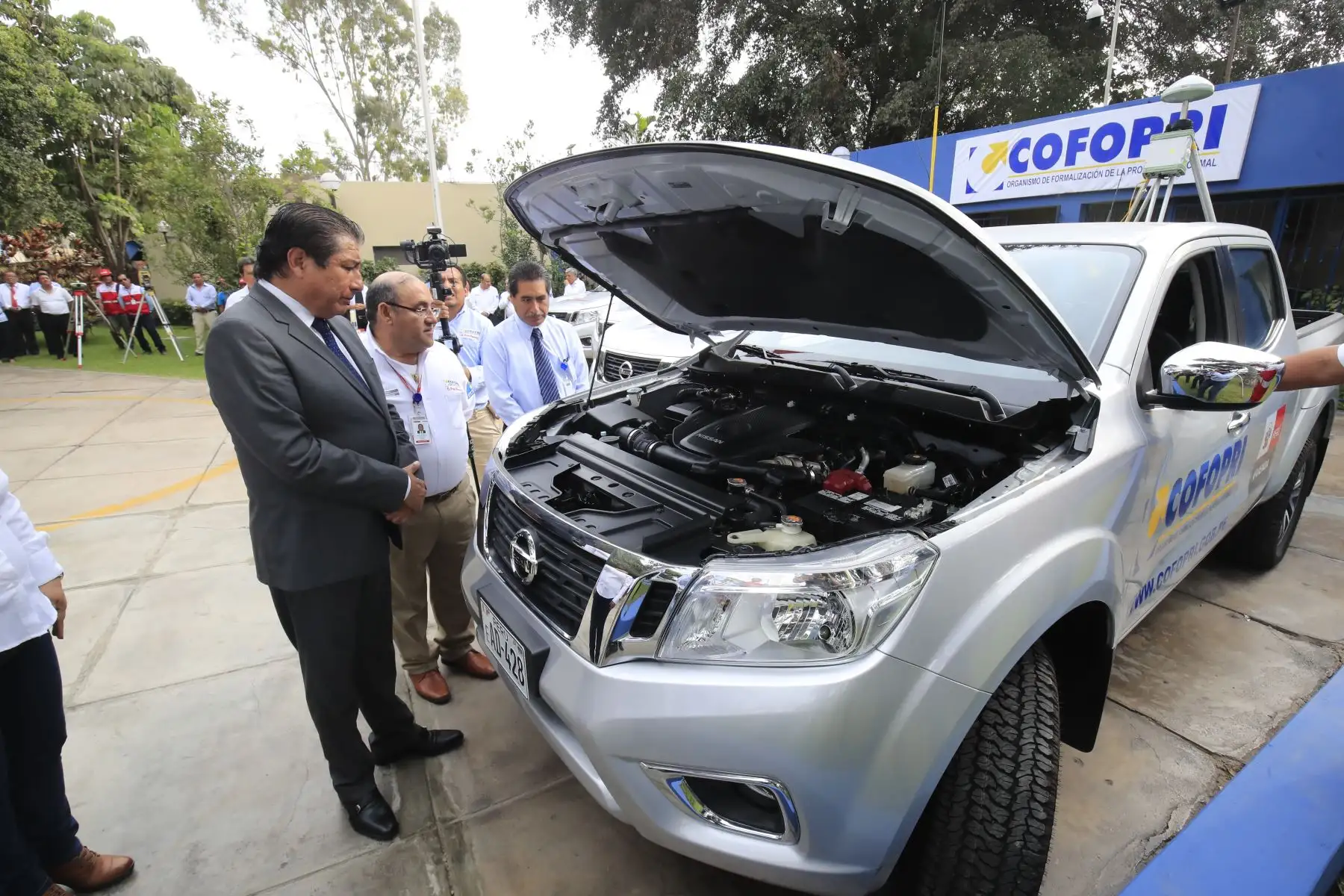El Ministro de Vivienda, Construcción y Saneamiento Rodolfo Yáñez  junto al Director Ejecutivo de COFOPRI, César Figueredo, presentaron la flota de 15 camionetas 4x4 para impulsar la titulación y llevar la presencia del Estado a zonas de difícil acceso. 

Foto: ANDINA / Juan Carlos Guzmán Negrini.