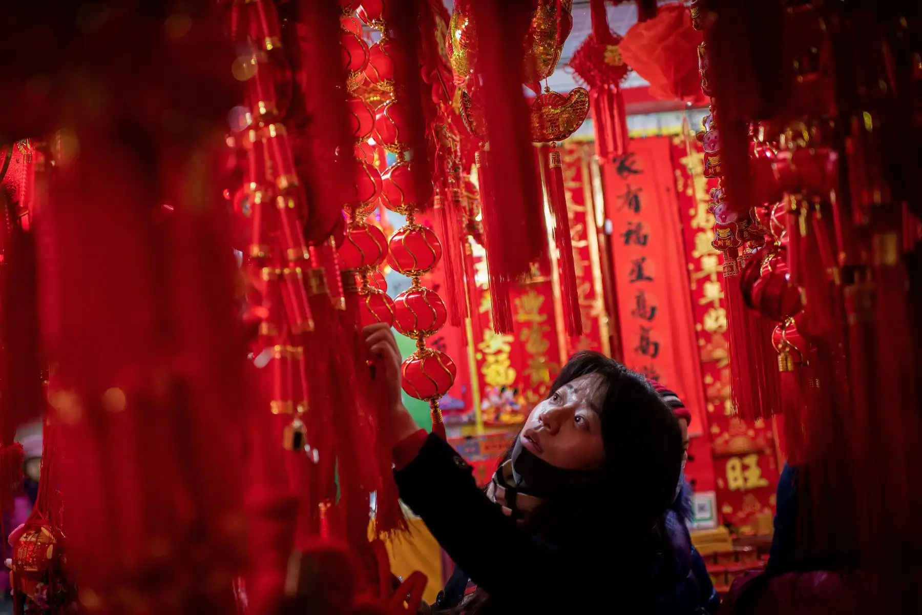 Un cliente revisa decoraciones festivas en un puesto en un mercado en Beijing antes del Año Nuevo Lunar de la Rata.
Foto: AFP