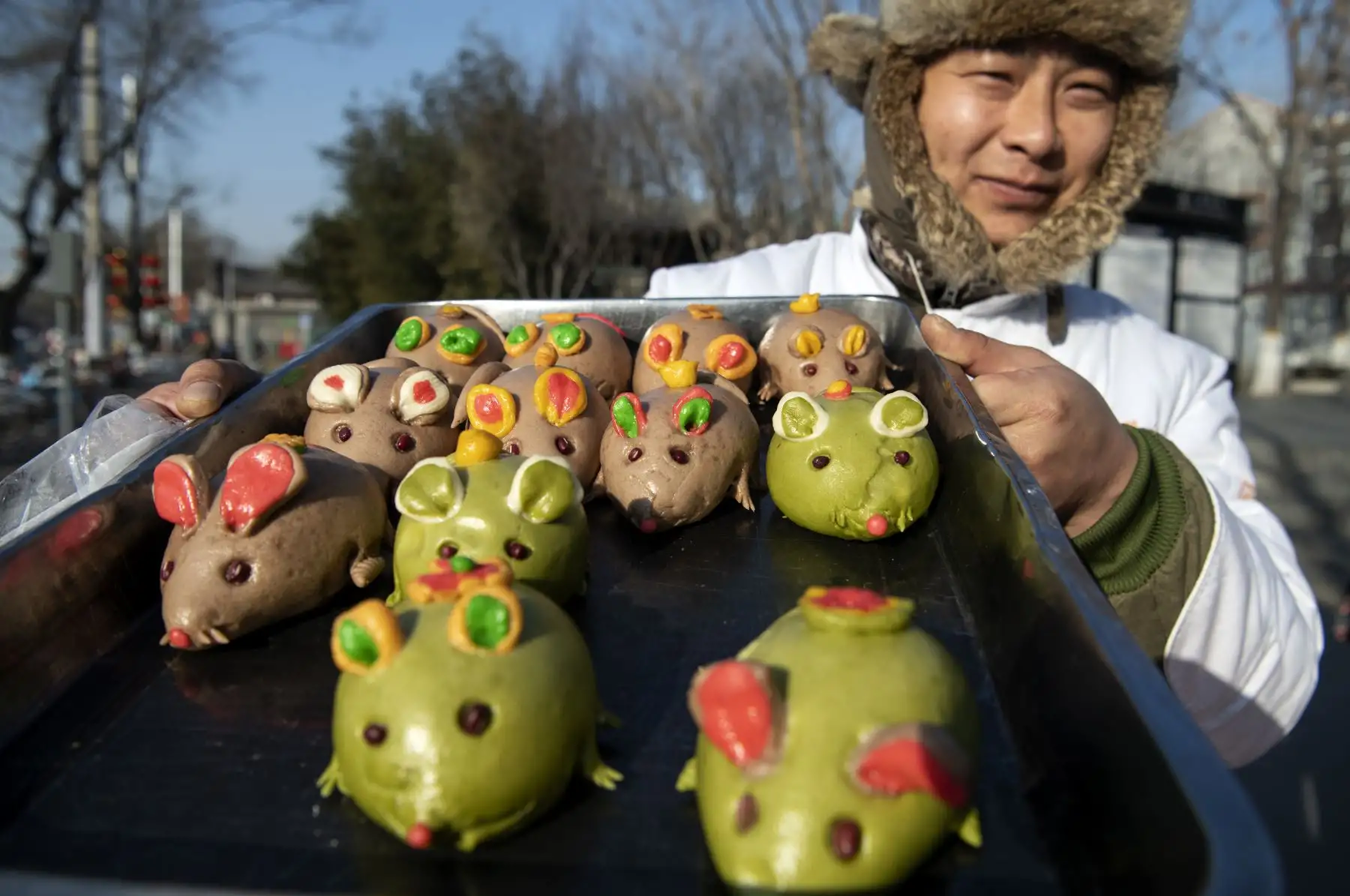 Un vendedor muestra pan en forma de rata a lo largo de una calle en Beijing, antes del Año Nuevo Lunar de la Rata.
Foto: AFP