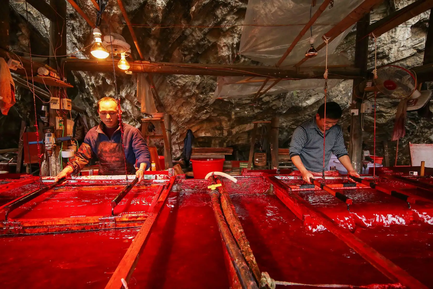 Trabajadores fabricando papel rojo para decoraciones del Año Nuevo Lunar, en Danzhai, en la provincia suroccidental china de Guizhou.
Foto: AFP