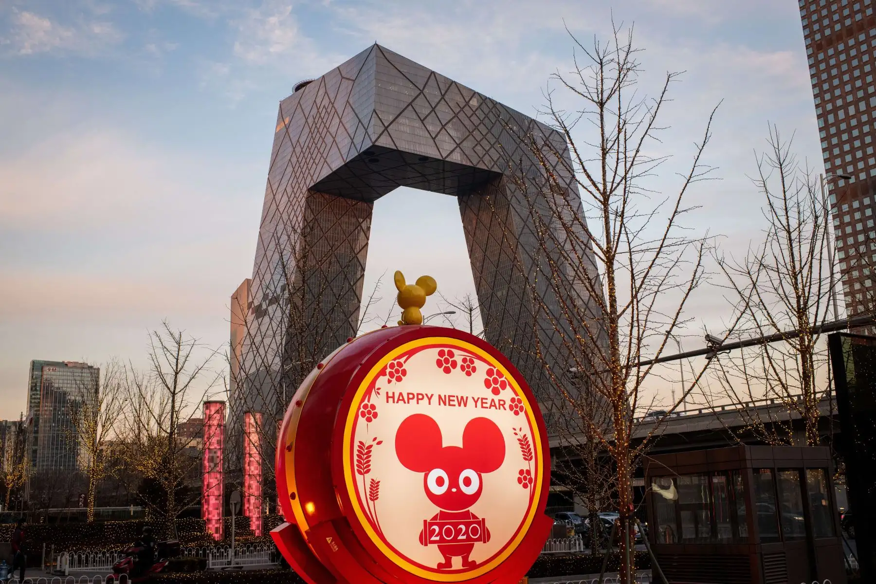 Se ve una pantalla decorativa cerca del edificio de la Televisión Central de China (CCTV) en Beijing, antes del Año Nuevo Lunar de la Rata.
Foto: AFP