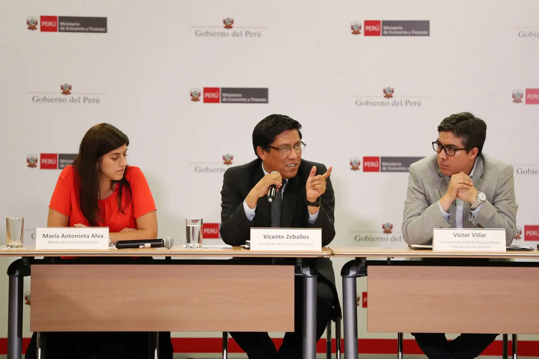 El presidente del Consejo de Ministros , Vicente Zeballos, participa en reunión de trabajo con alcaldes de la Red de Municipalidades Urbanas y Rurales del Perú - REMURPE.
Foto: PCM
