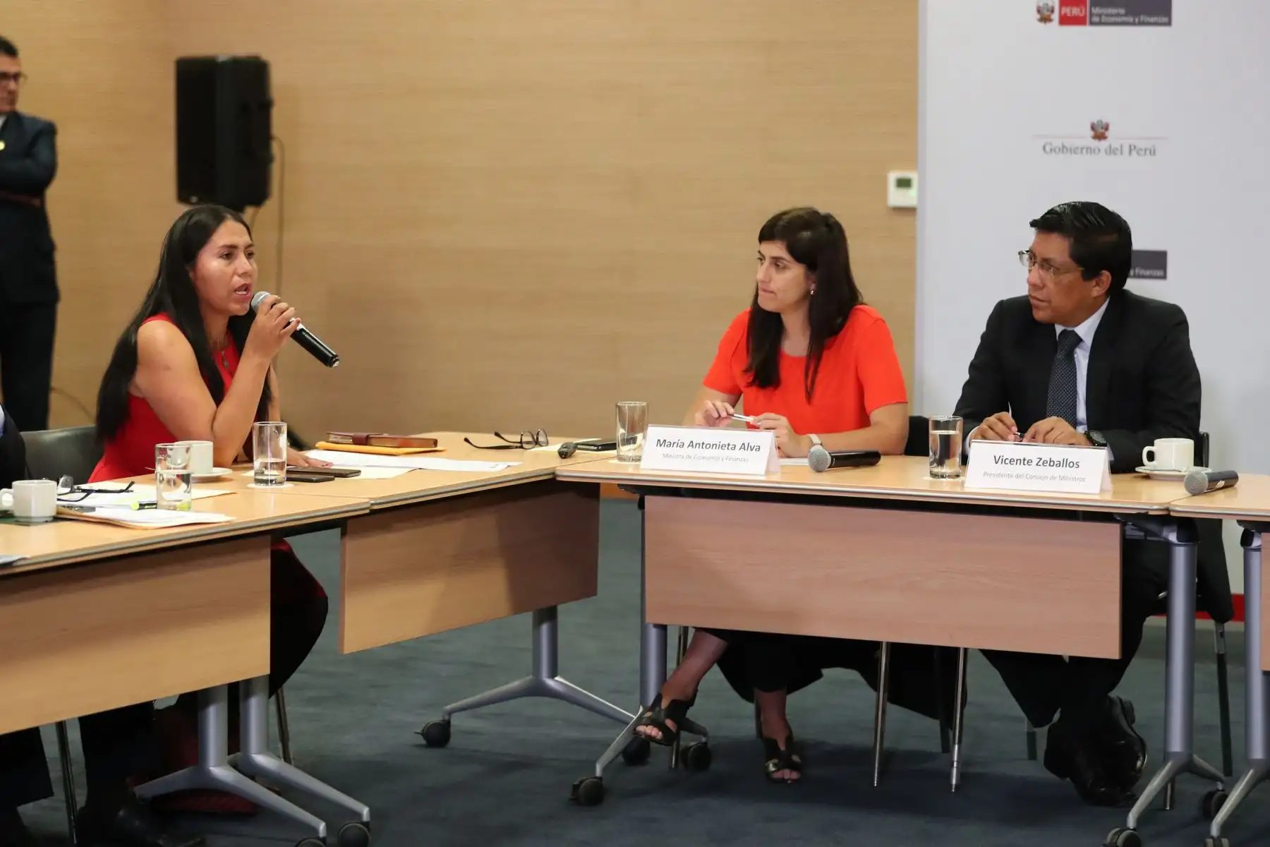 El presidente del Consejo de Ministros , Vicente Zeballos, participa en reunión de trabajo con alcaldes de la Red de Municipalidades Urbanas y Rurales del Perú - REMURPE.
Foto: PCM