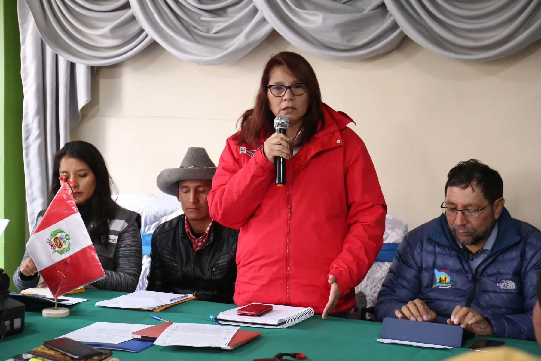 La alta comisionada para el Diálogo y Desarrollo del Corredor Vial Sur, Paola Bustamante, llegó a Nueva Fuerabamba para el seguimiento del cumplimiento de los compromisos entre la comunidad y la empresa.
Foto: PCM