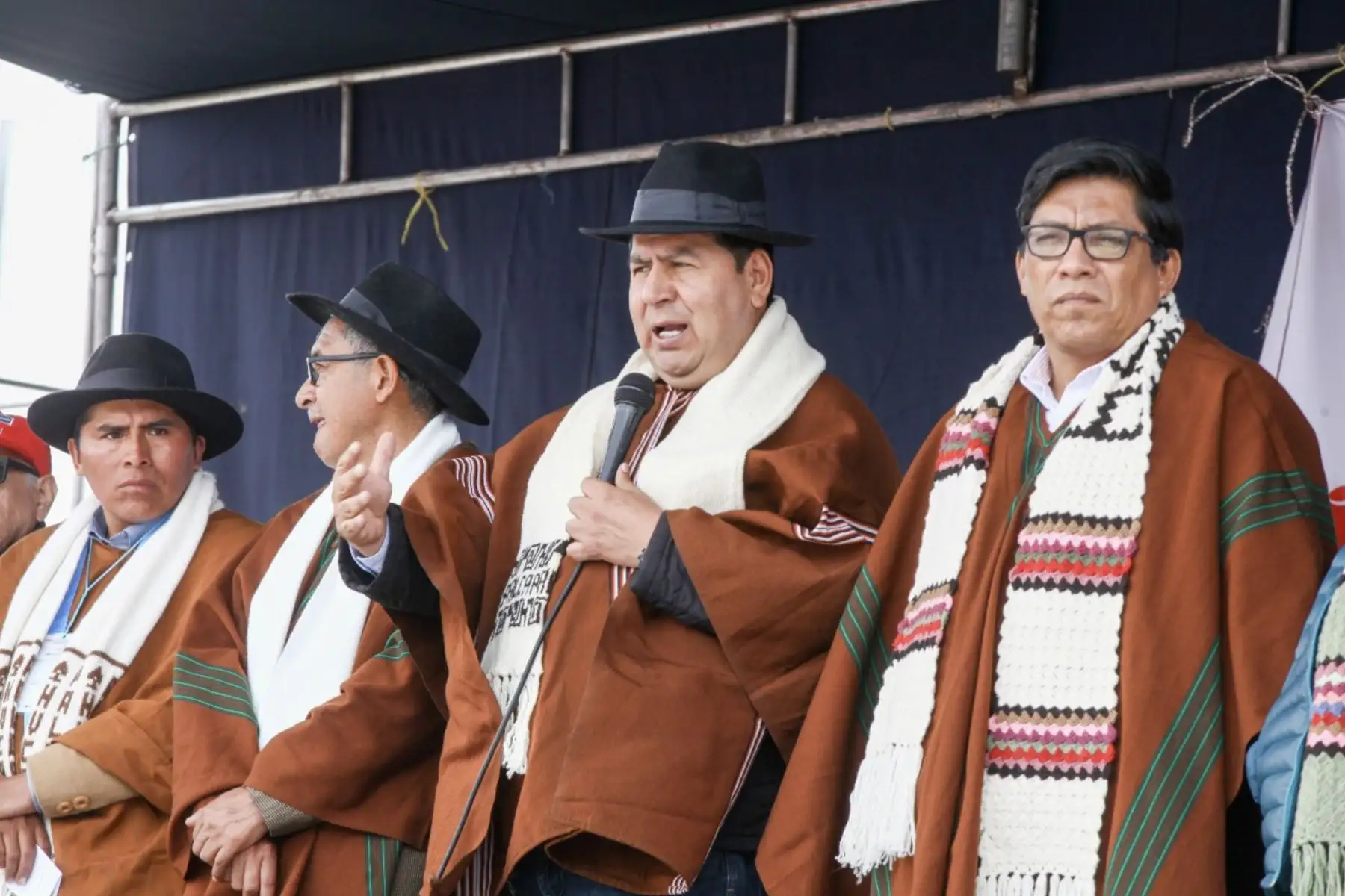 El presidente del Consejo Vicente Zeballos y el Gobernador regional de Huancavelica, Maciste Díaz, llegan al  centro poblado Hornobamba para inspeccionar las obras en el proyecto MiAbrigo en el que favorece a las familias en situación de pobreza y pobreza extrema.
Foto:Difusión Midis