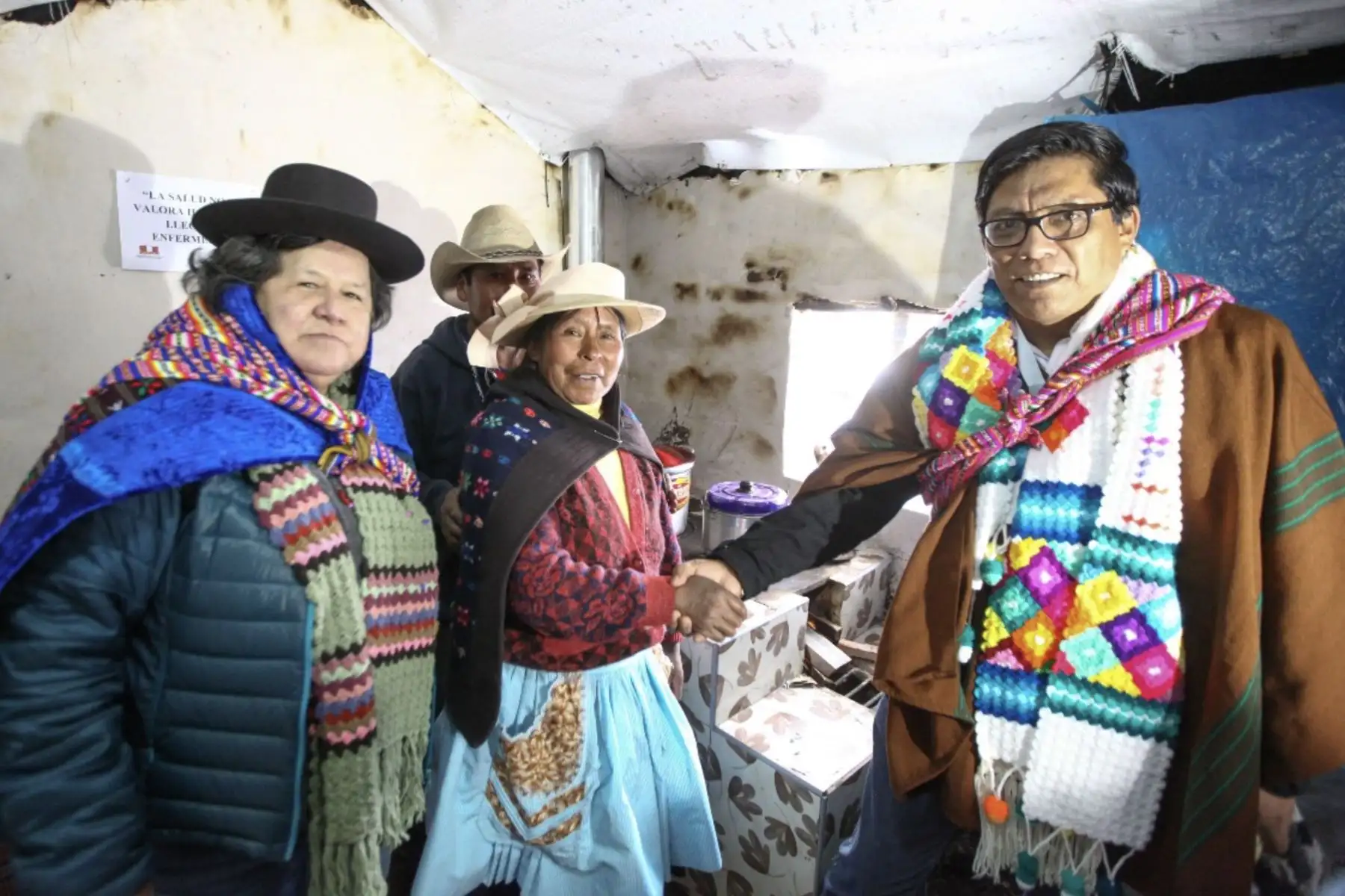 El presidente del Consejo, Vicente Zeballos y la ministra de Inclusión Social, Ariela Luna, llegan al  centro poblado Hornobamba para inspeccionar las obras en el proyecto MiAbrigo en el que favorece a las familias en situación de pobreza y pobreza extrema.
Foto:Difusión Midis