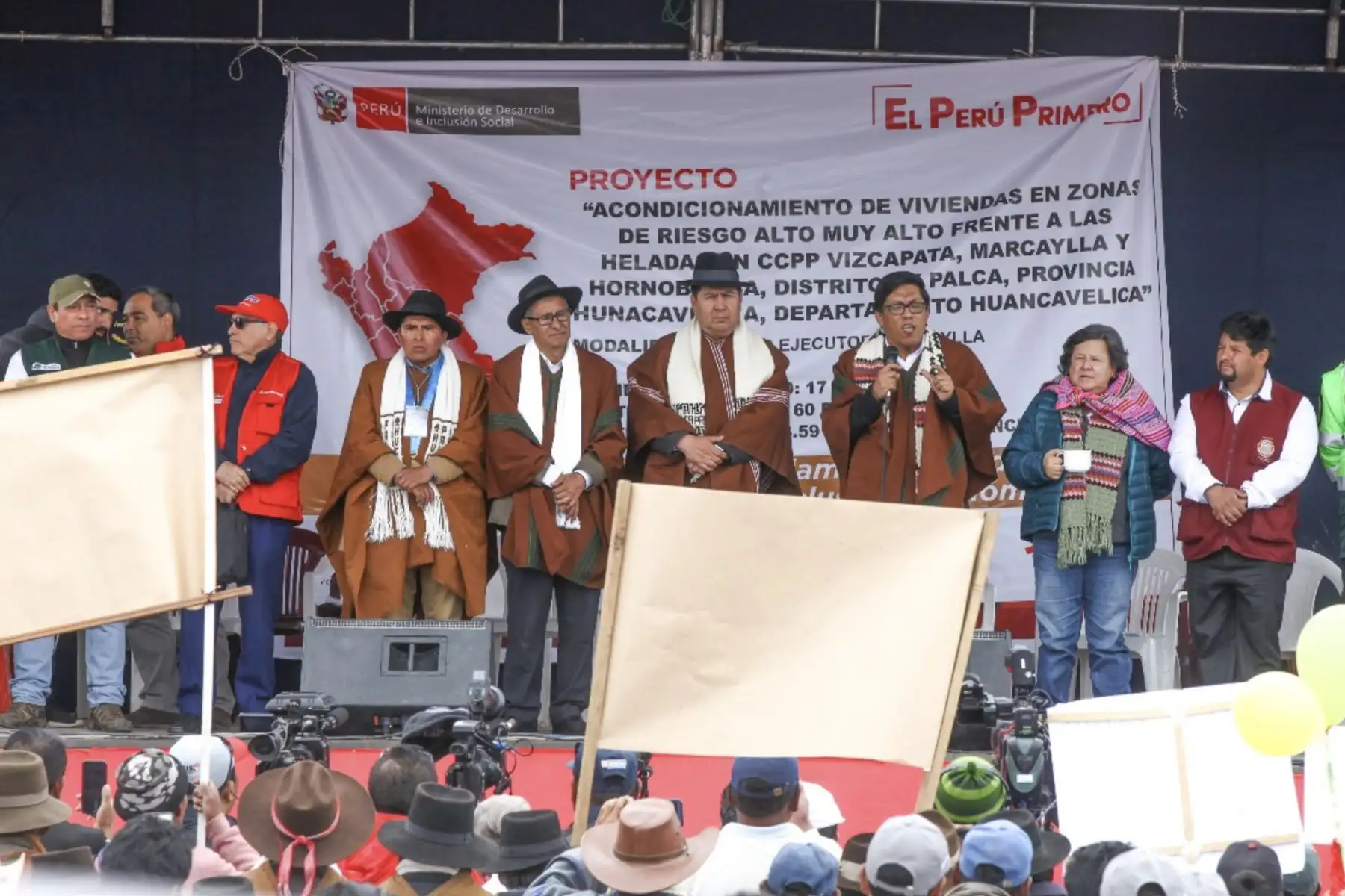 El presidente del Consejo, Vicente Zeballos y la ministra de Inclusión Social, Ariela Luna, llegan al  centro poblado Hornobamba para inspeccionar las obras en el proyecto MiAbrigo en el que favorece a las familias en situación de pobreza y pobreza extrema.
Foto:Difusión Midis