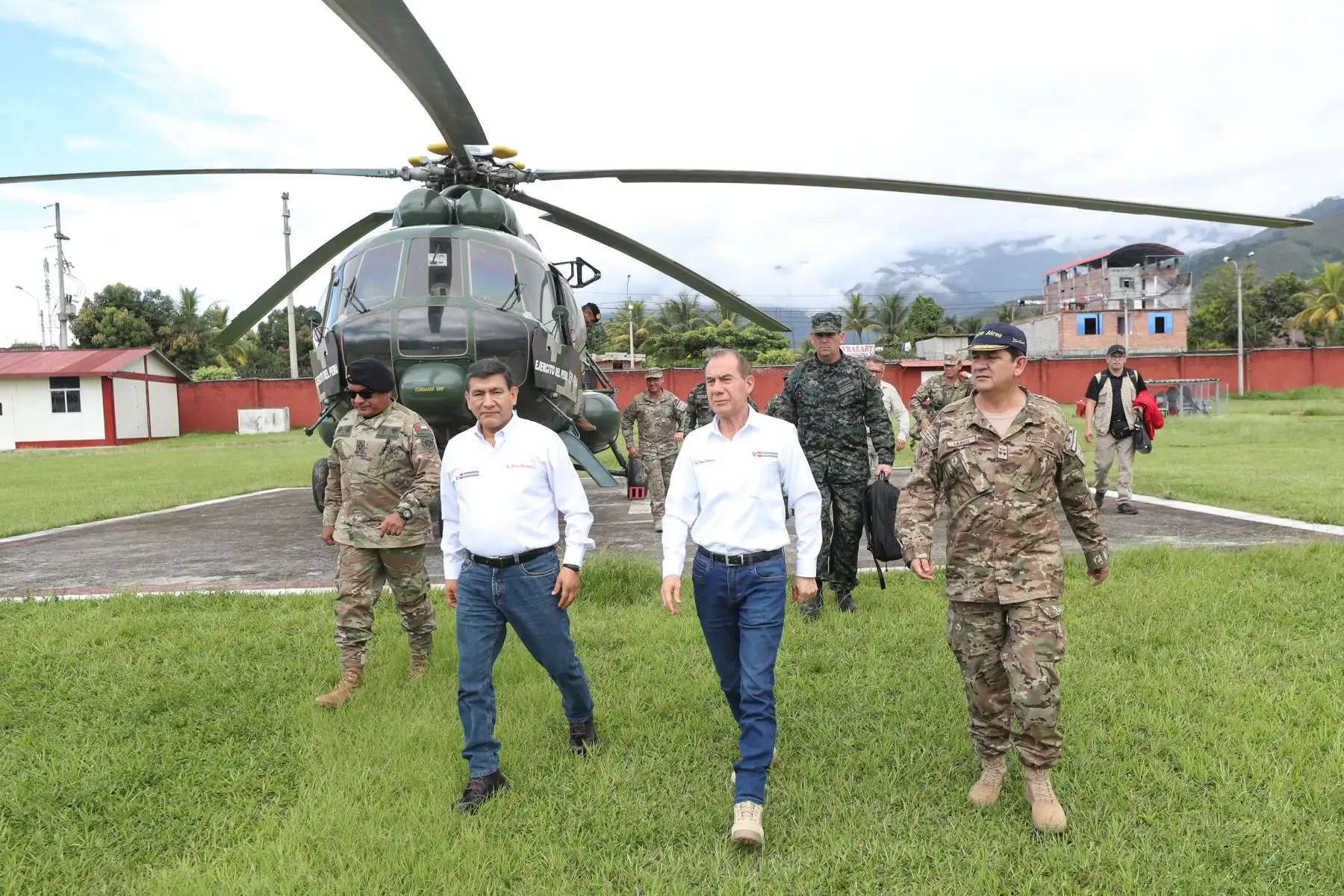 El ministro de Defensa  Walter Martos y el titular del Ministerio del Interior Carlos Morán tuvieron una reunión de coordinación con personal de las FF.AA. y Policía Nacional destacado en el VRAEM.
Foto: Difusión MINDEF