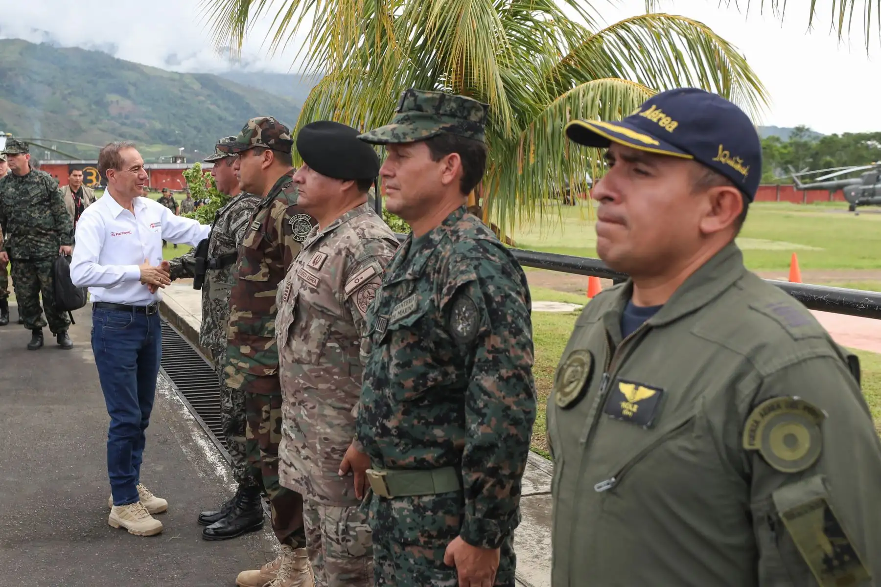 El ministro de Defensa  Walter Martos tuvo una reunión de coordinación con personal de las FF.AA. y Policía Nacional destacado en el VRAEM.
Foto: Difusión MINDEF