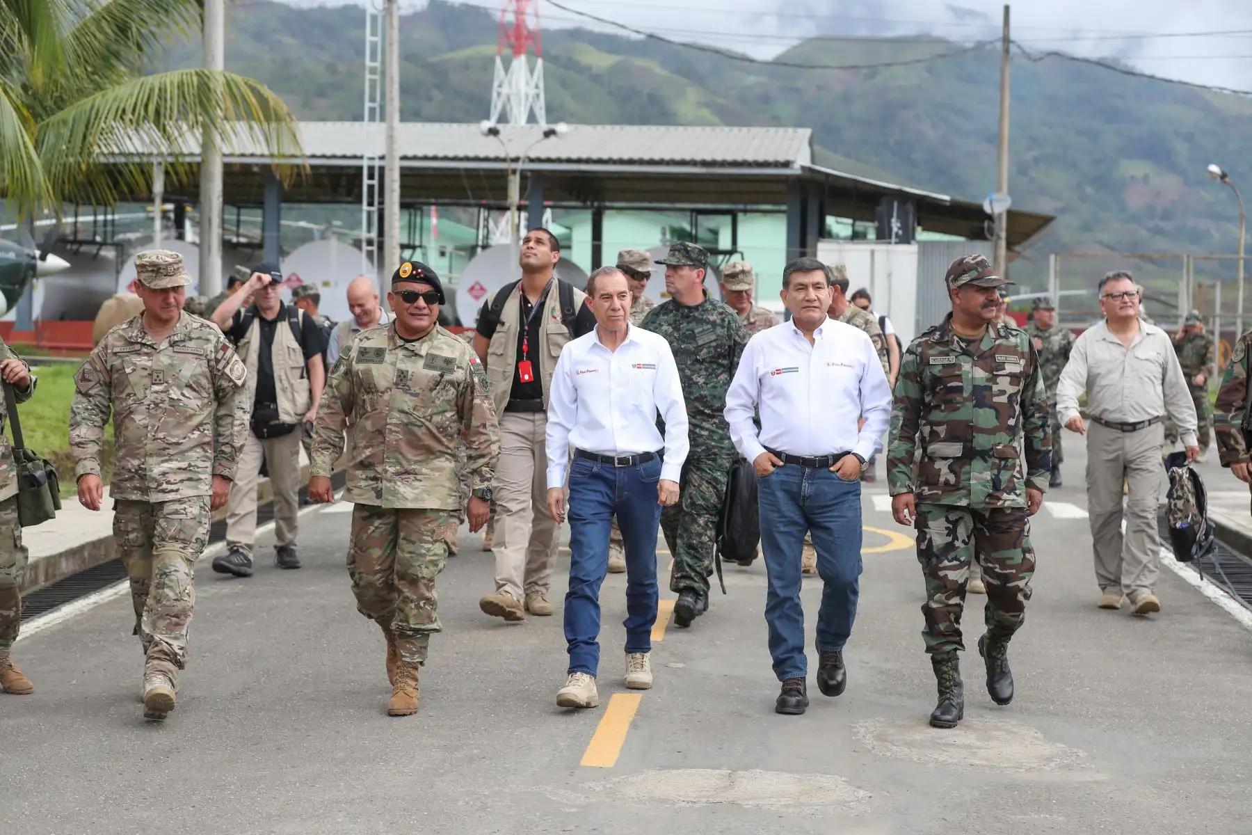 El ministro de Defensa  Walter Martos y el titular del Ministerio del Interior Carlos Morán tuvieron una reunión de coordinación con personal de las FF.AA. y Policía Nacional destacado en el VRAEM.
Foto: Difusión MINDEF