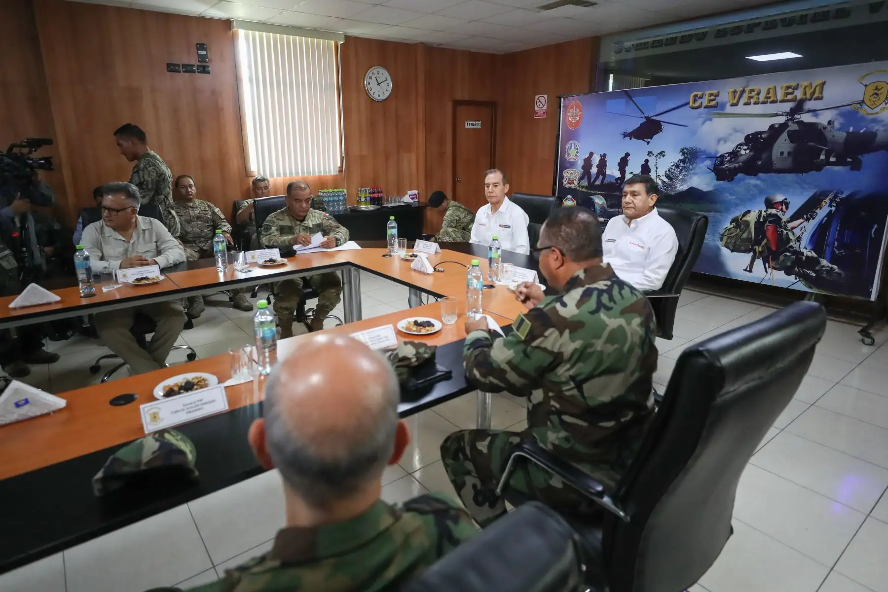 El ministro de Defensa  Walter Martos y el titular del Ministerio del Interior Carlos Morán tuvieron una reunión de coordinación con personal de las FF.AA. y Policía Nacional destacado en el VRAEM.
Foto: Difusión MINDEF