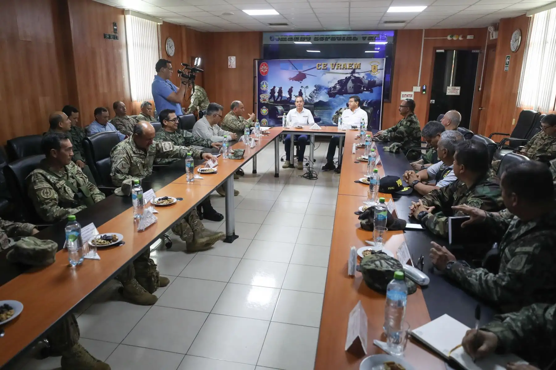 El ministro de Defensa  Walter Martos y el titular del Ministerio del Interior Carlos Morán tuvieron una reunión de coordinación con personal de las FF.AA. y Policía Nacional destacado en el VRAEM.
Foto: Difusión MINDEF