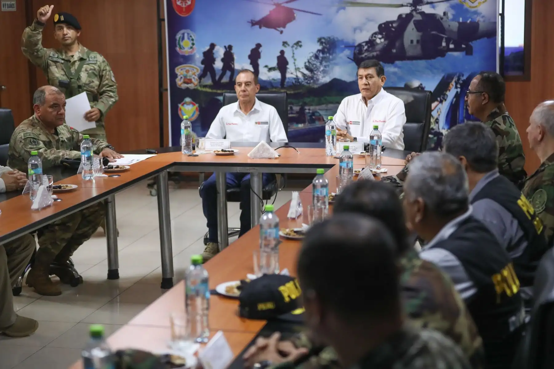 El ministro de Defensa  Walter Martos y el titular del Ministerio del Interior Carlos Morán tuvieron una reunión de coordinación con personal de las FF.AA. y Policía Nacional destacado en el VRAEM.
Foto: Difusión MINDEF