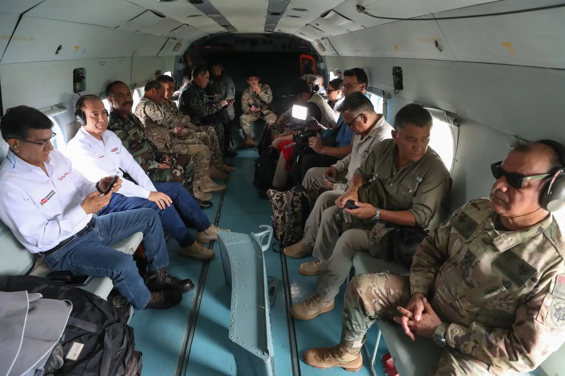 El ministro de Defensa  Walter Martos y el titular del Ministerio del Interior Carlos Morán tuvieron una reunión de coordinación con personal de las FF.AA. y Policía Nacional destacado en el VRAEM.
Foto: Difusión MINDEF