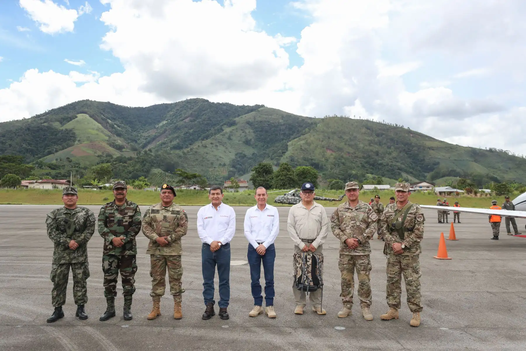 El ministro de Defensa  Walter Martos y el titular del Ministerio del Interior Carlos Morán tuvieron una reunión de coordinación con personal de las FF.AA. y Policía Nacional destacado en el VRAEM.
Foto: Difusión MINDEF