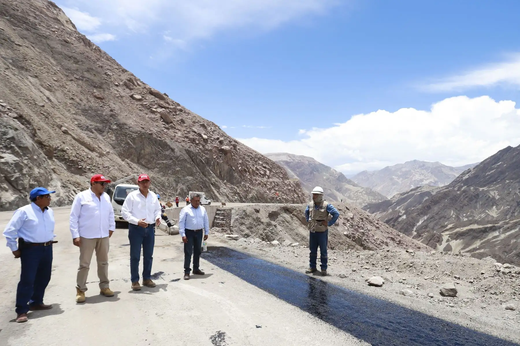 Presidente de la República Martin Vizcarra inspecciona las obras de rehabilitación y mejoramiento de la carretera Moquegua - Omate – Arequipa, intervención que beneficiará a más de 23 mil ciudadanos de la región.
Foto: ANDINA/ Prensa Presidencia