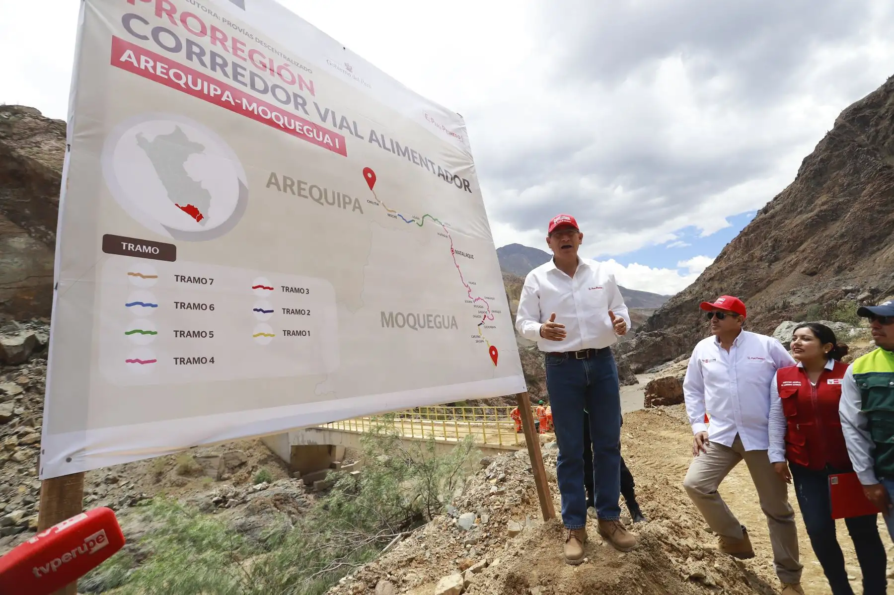 Presidente de la República Martin Vizcarra inspecciona las obras de rehabilitación y mejoramiento de la carretera Moquegua - Omate – Arequipa, intervención que beneficiará a más de 23 mil ciudadanos de la región.
Foto: ANDINA/ Prensa Presidencia