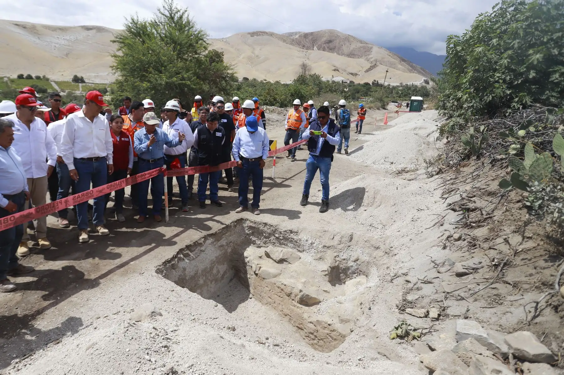 Presidente de la República, Martin Vizcarra inspecciona las obras de rehabilitación y mejoramiento de la carretera Moquegua - Omate – Arequipa, intervención que beneficiará a más de 23 mil ciudadanos de la región.
Foto: ANDINA/ Prensa Presidencia