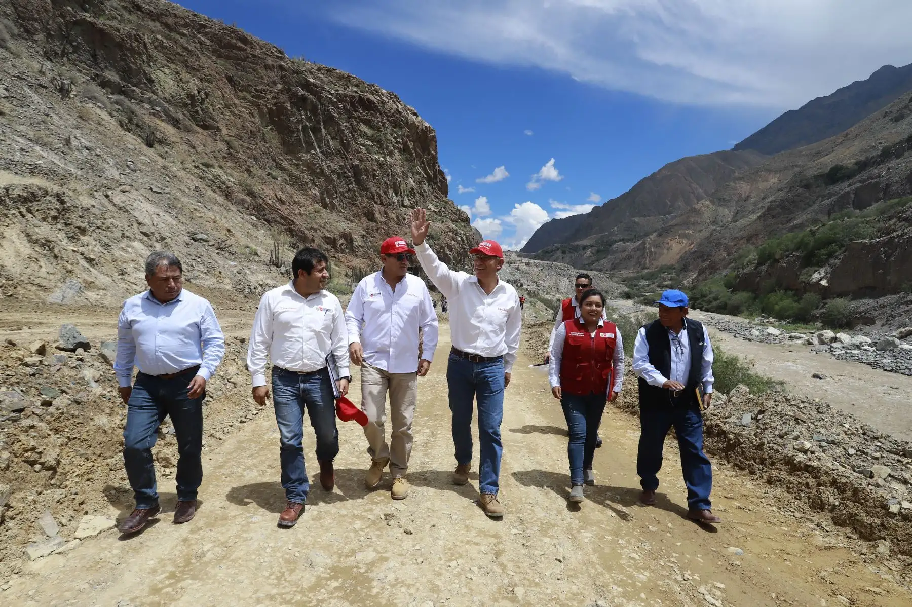 Presidente de la República Martin Vizcarra inspecciona las obras de rehabilitación y mejoramiento de la carretera Moquegua - Omate – Arequipa, intervención que beneficiará a más de 23 mil ciudadanos de la región.
Foto: ANDINA/ Prensa Presidencia