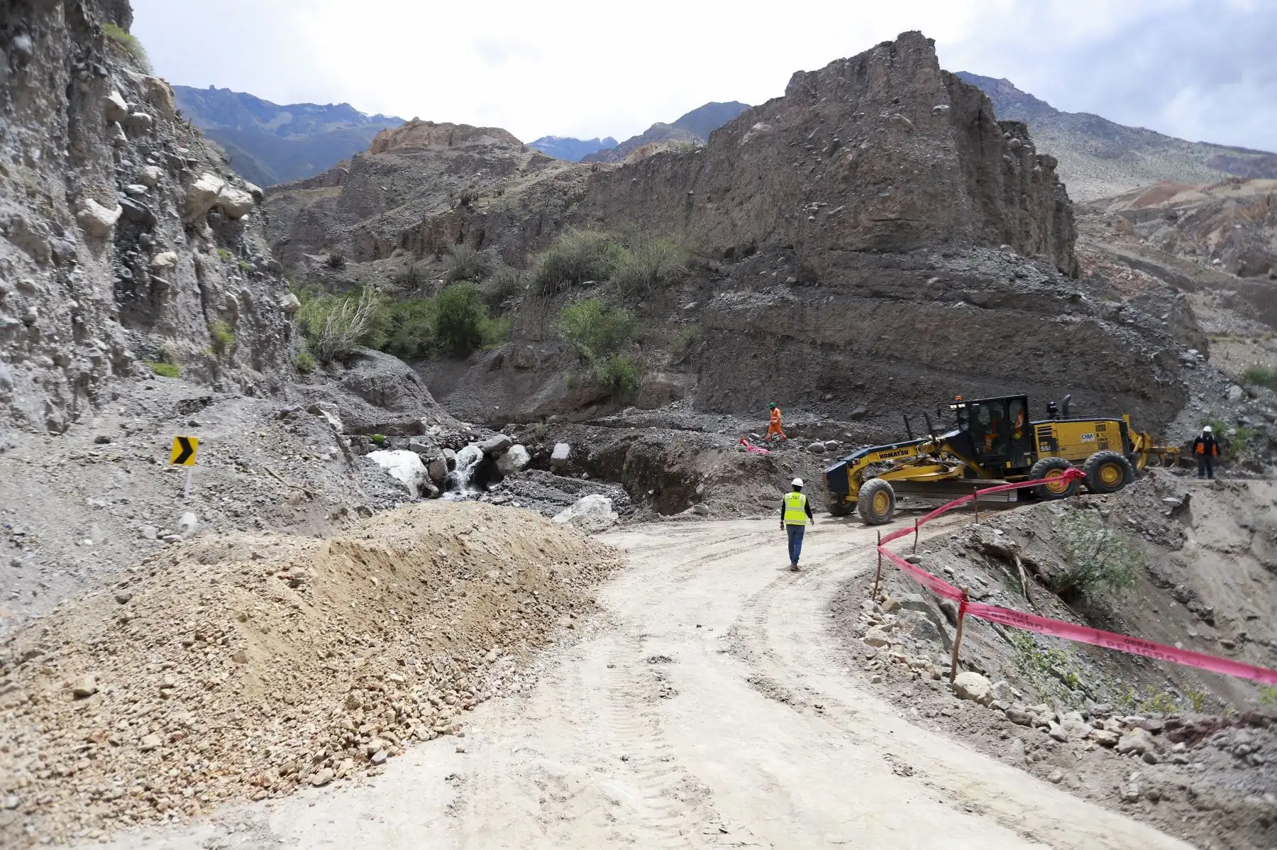 Presidente de la República, Martin Vizcarra inspecciona las obras de rehabilitación y mejoramiento de la carretera Moquegua - Omate – Arequipa, intervención que beneficiará a más de 23 mil ciudadanos de la región.
Foto: ANDINA/ Prensa Presidencia