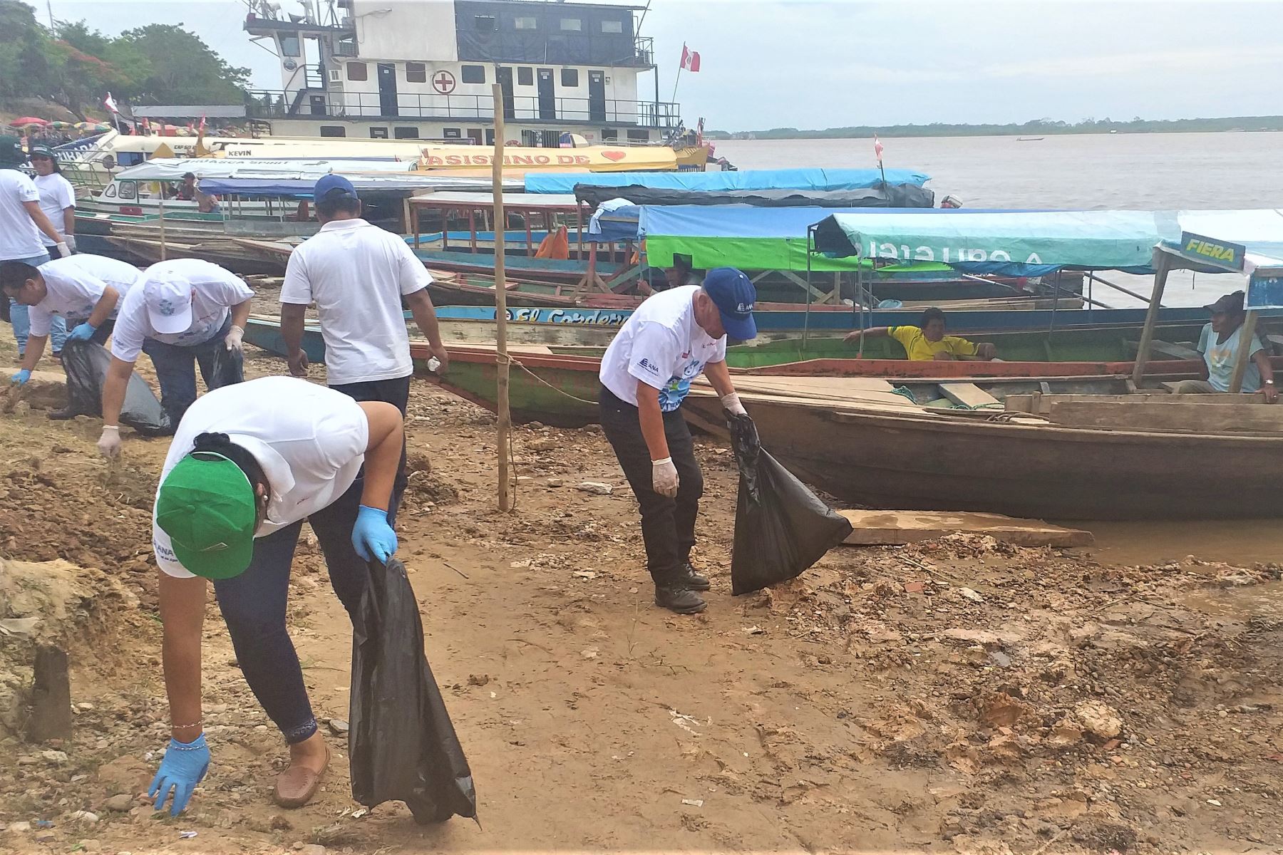 Voluntarios recolectan más de dos toneladas de residuos sólidos de la ribera del río Ucayali, en región Ucayali. ANDINA/Difusión