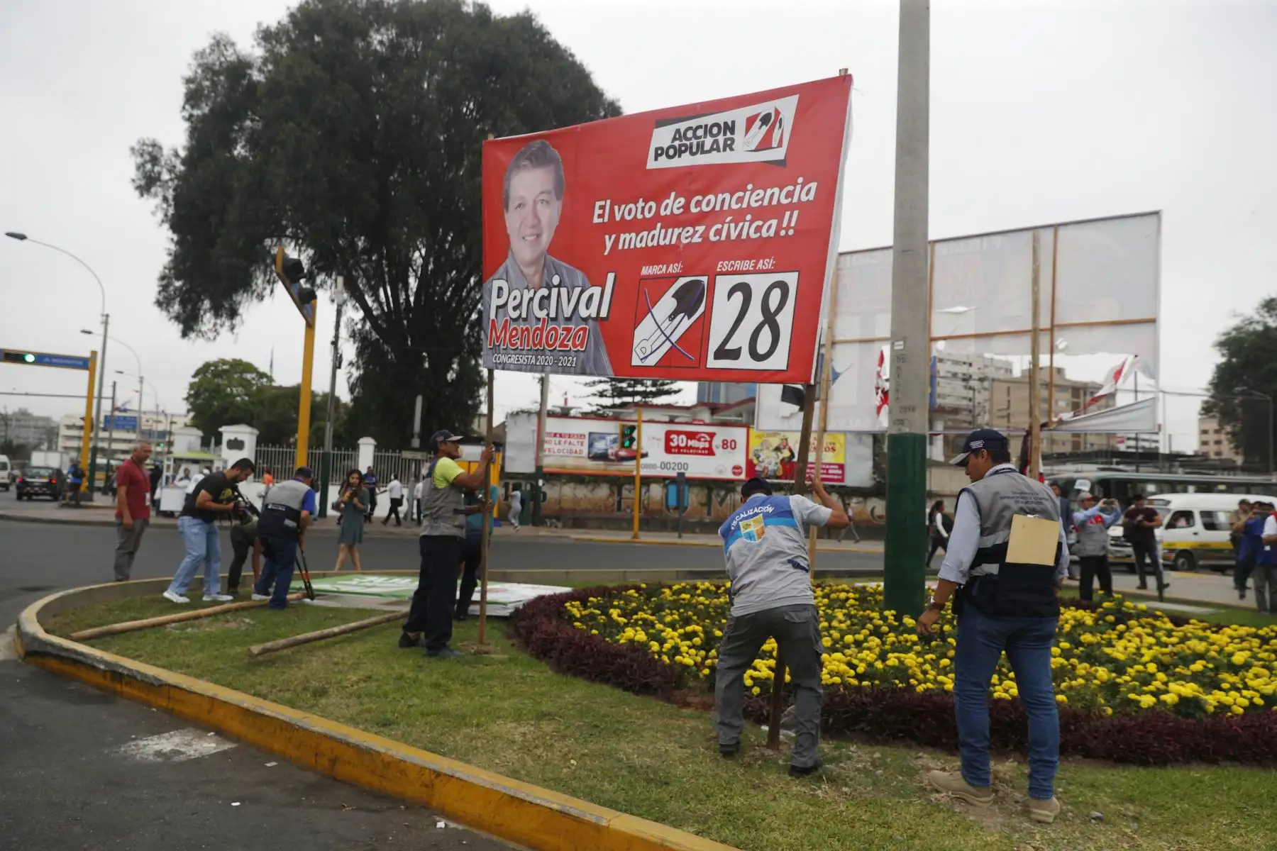 El Jurado Nacional de Elecciones (JNE) participa en  operativo de retiro de propaganda electoral indebida, en el distrito de Jesús María en el marco de las Elecciones Congresales Extraordinarias 2020. Foto: ANDINA/Renato Pajuelo