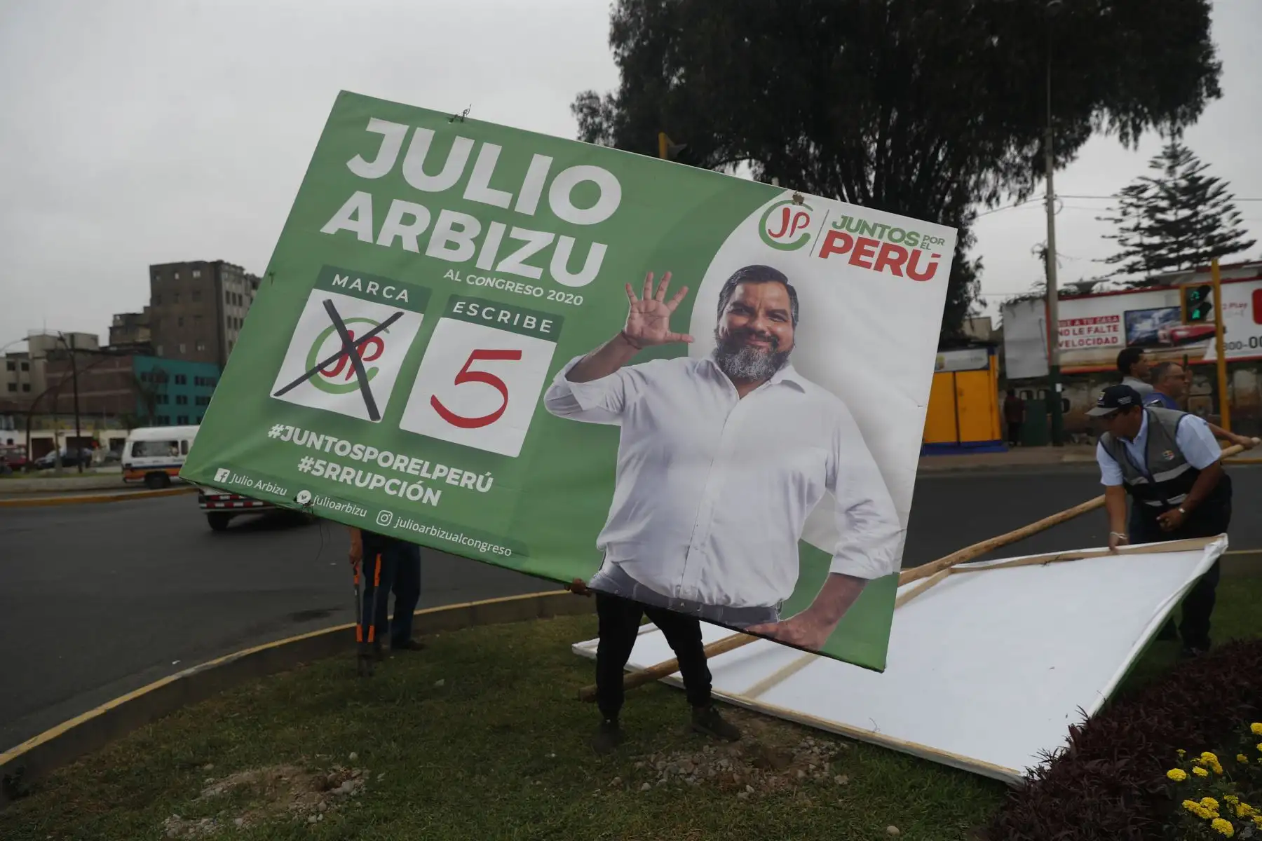 El Jurado Nacional de Elecciones (JNE) participa en  operativo de retiro de propaganda electoral indebida, en el distrito de Jesús María en el marco de las Elecciones Congresales Extraordinarias 2020. Foto: ANDINA/Renato Pajuelo