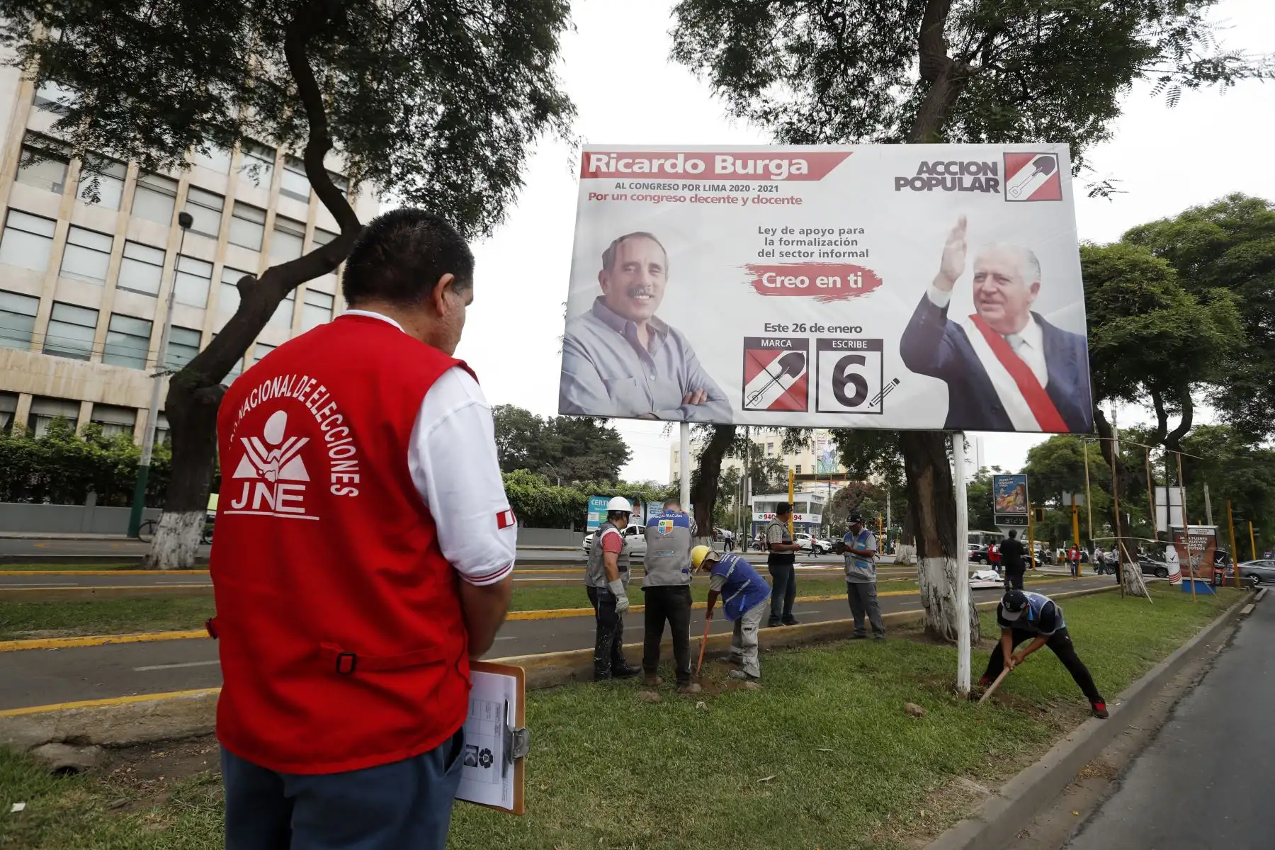 El Jurado Nacional de Elecciones (JNE) participa en operativo de retiro de propaganda electoral indebida, en el distrito de Jesús María en el marco de las Elecciones Congresales Extraordinarias 2020. Foto: ANDINA/Renato Pajuelo