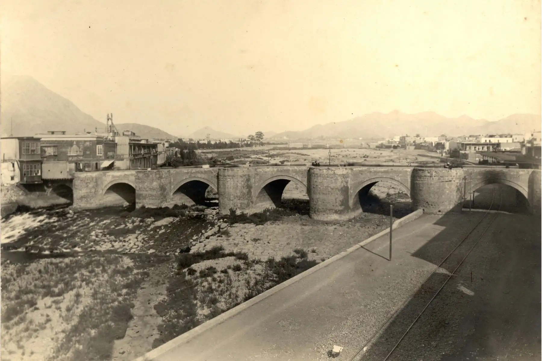 Puente de Piedra, hoy Puente Trujillo. Hasta 1861 fue el único puente que cruzaba el Río Rímac Foto: ANDINA/archivo