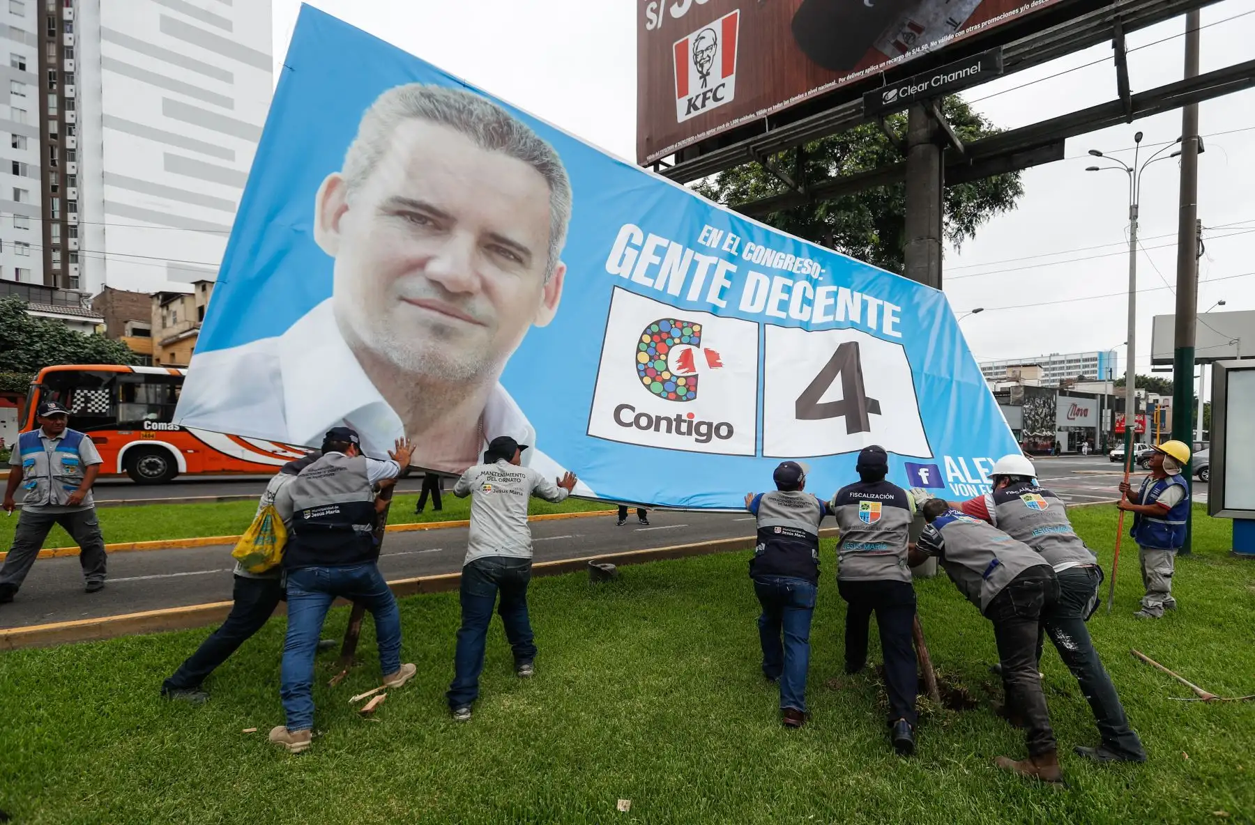 El Jurado Nacional de Elecciones (JNE) participa en operativo de retiro de propaganda electoral indebida, en el distrito de Jesús María en el marco de las Elecciones Congresales Extraordinarias 2020. Foto: ANDINA/Renato Pajuelo