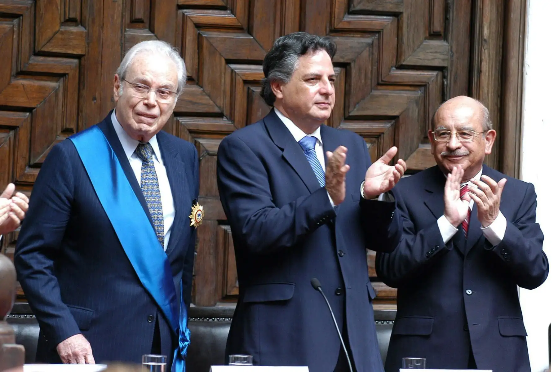 Javier Perez de Cuellar  junto al Canciller Manuel RodrIguez Cuadros y Valentin Paniagua  durante la condecoración que se le hiciera en la Cancillería. FOTO: Archivo El Peruano