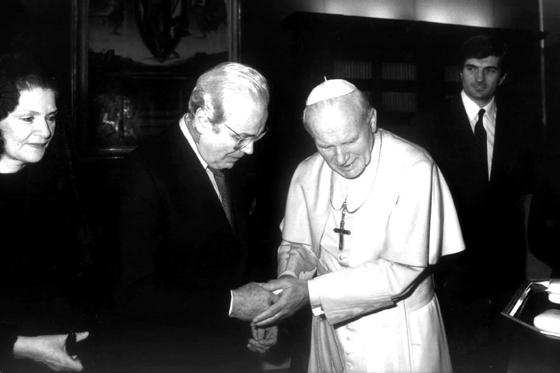 Javier Perez de Cuellar saluda al Papa Juan Pablo II. FOTO: archivo El Peruano