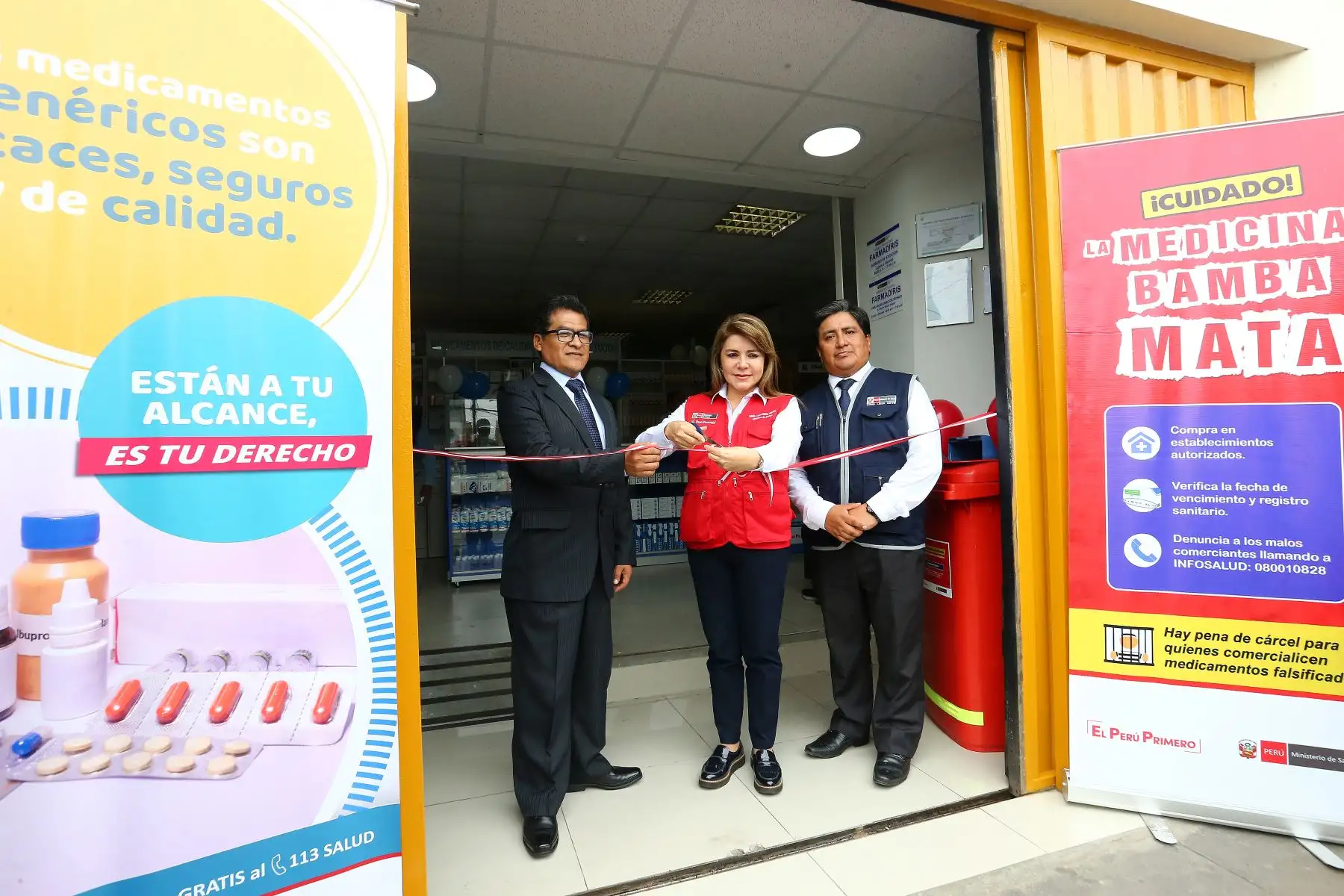 Ministra de Salud  Elizabeth Hinostroza, inaugura en el Agustino, Farmacia institucional "FARMADIRIS".Foto:ANDINA/Héctor Vinces.