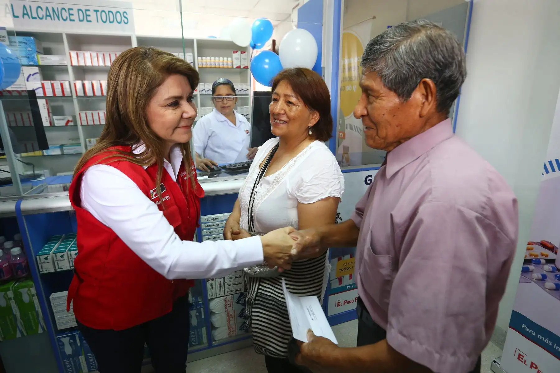 Ministra de Salud  Elizabeth Hinostroza, inaugura en el Agustino, Farmacia institucional "FARMADIRIS".Foto:ANDINA/Héctor Vinces.
